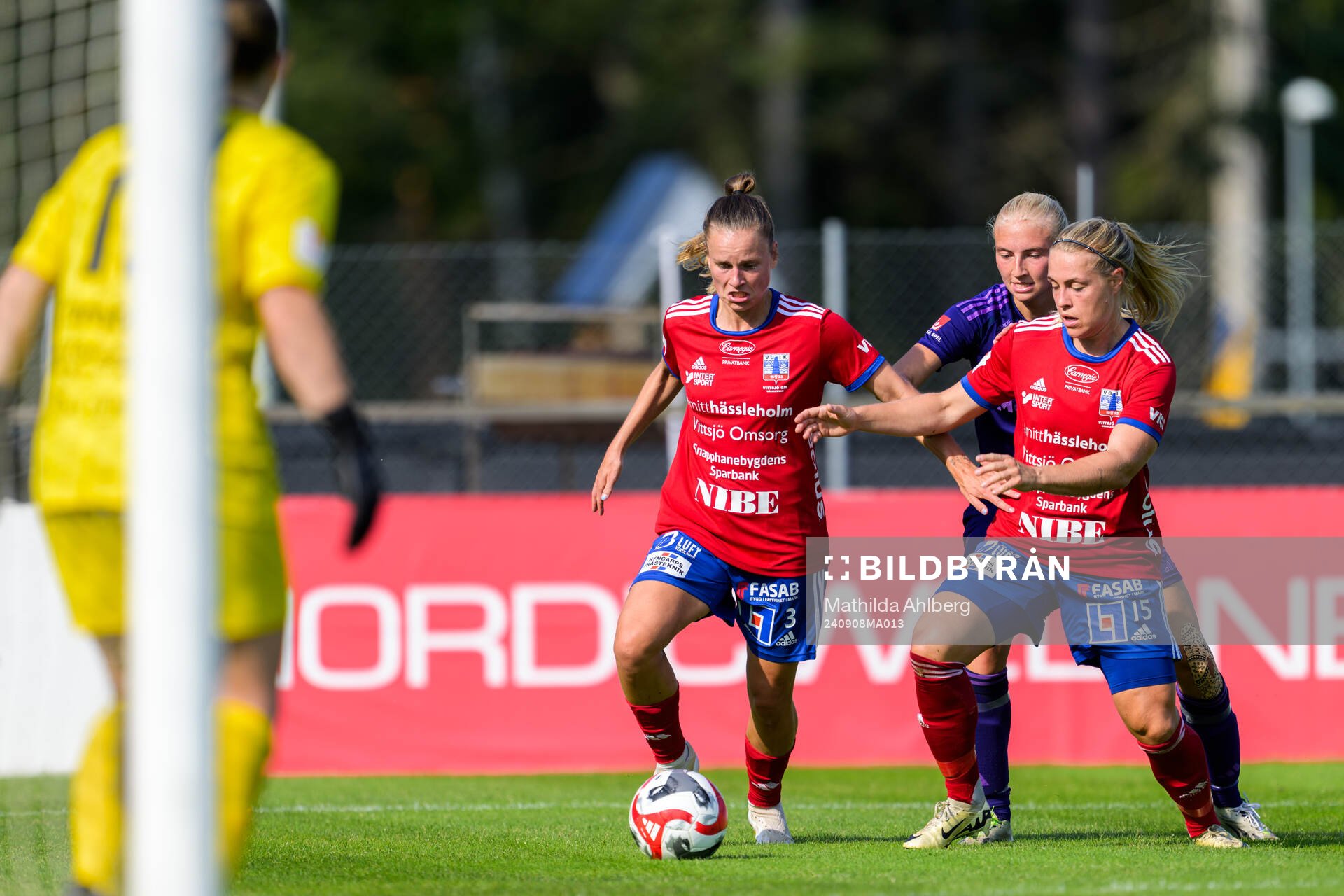 Vittsjös Julia Tunturi och Nellie Persson i kamp om bollen
