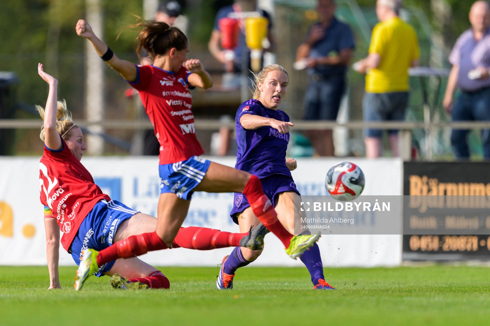 Vittsjös Sandra Lynn och Elisabet Klinga i kamp om bollen