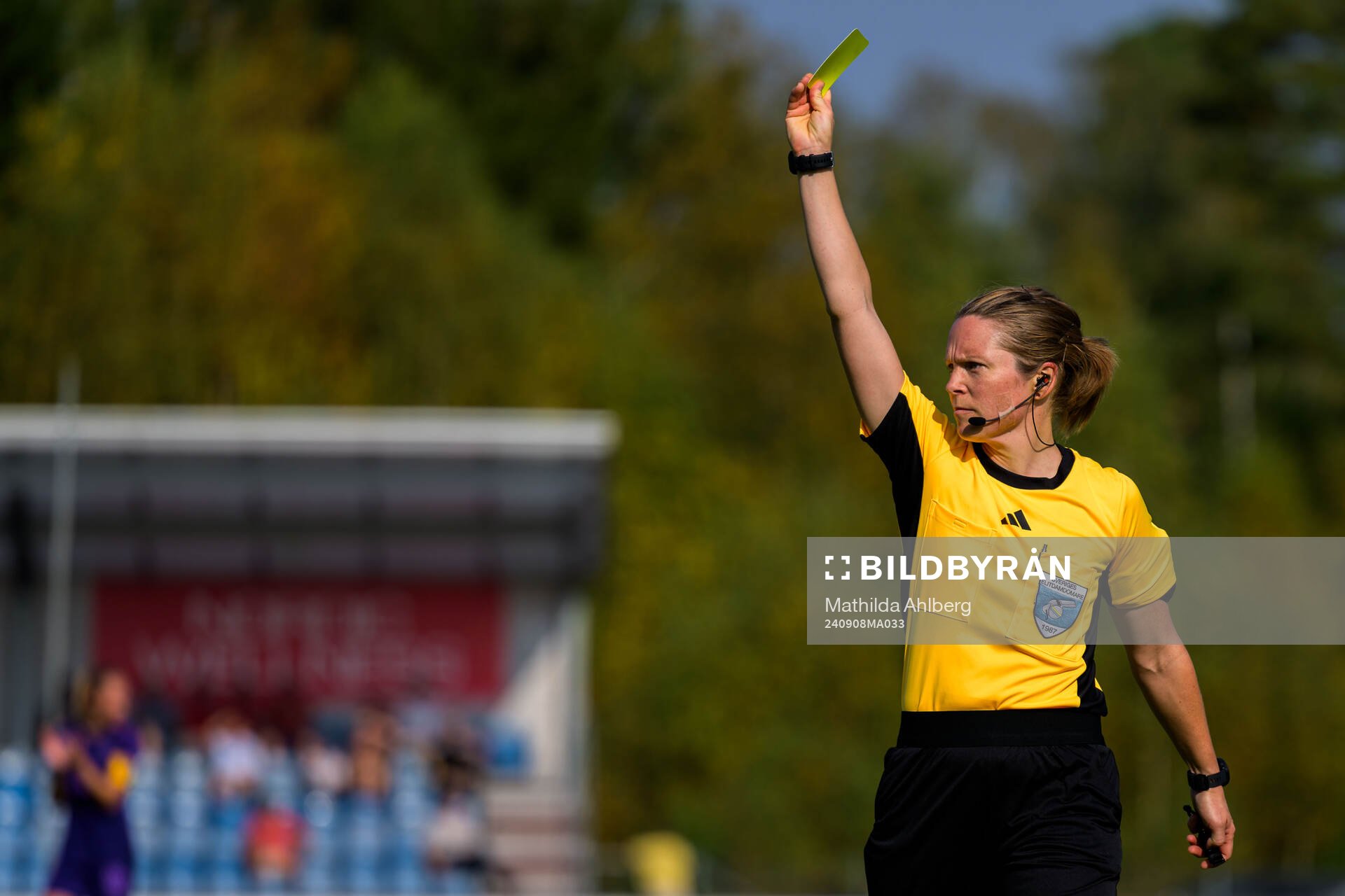 Domare Sara Wiinikka under fotbollsmatchen i Damallsvenskan mellan Vittsjö och Djurgården den 8 september 2024 i Vittsjö. 