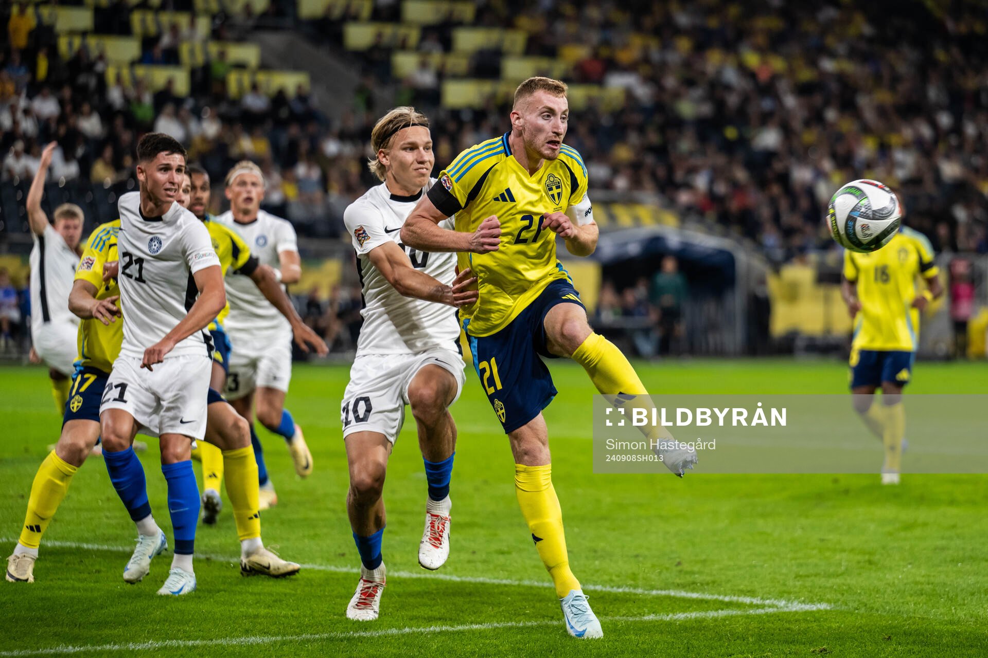 Kevor Palumets of Estonia and Dejan Kulusevski of Sweden during the Nations League football match between Sweden and Estonia on September 8, 2024 in Stockholm.