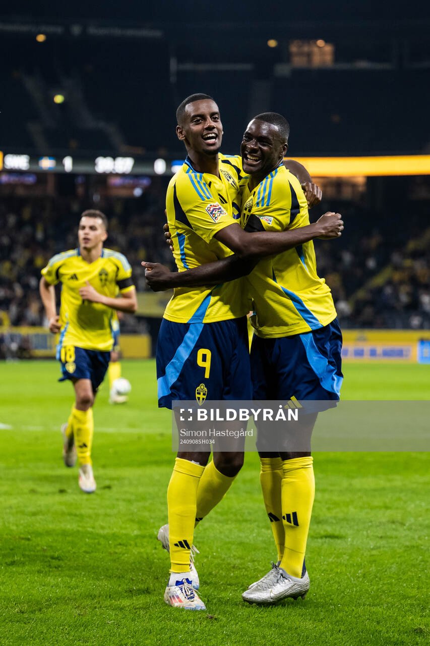 Alexander Isak scored 2-0 and celebrates with Ken Sema of