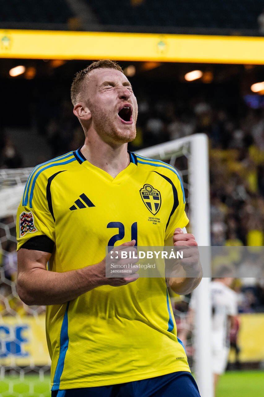 Dejan Kulusevski and Viktor Gyökeres of Sweden celebrate