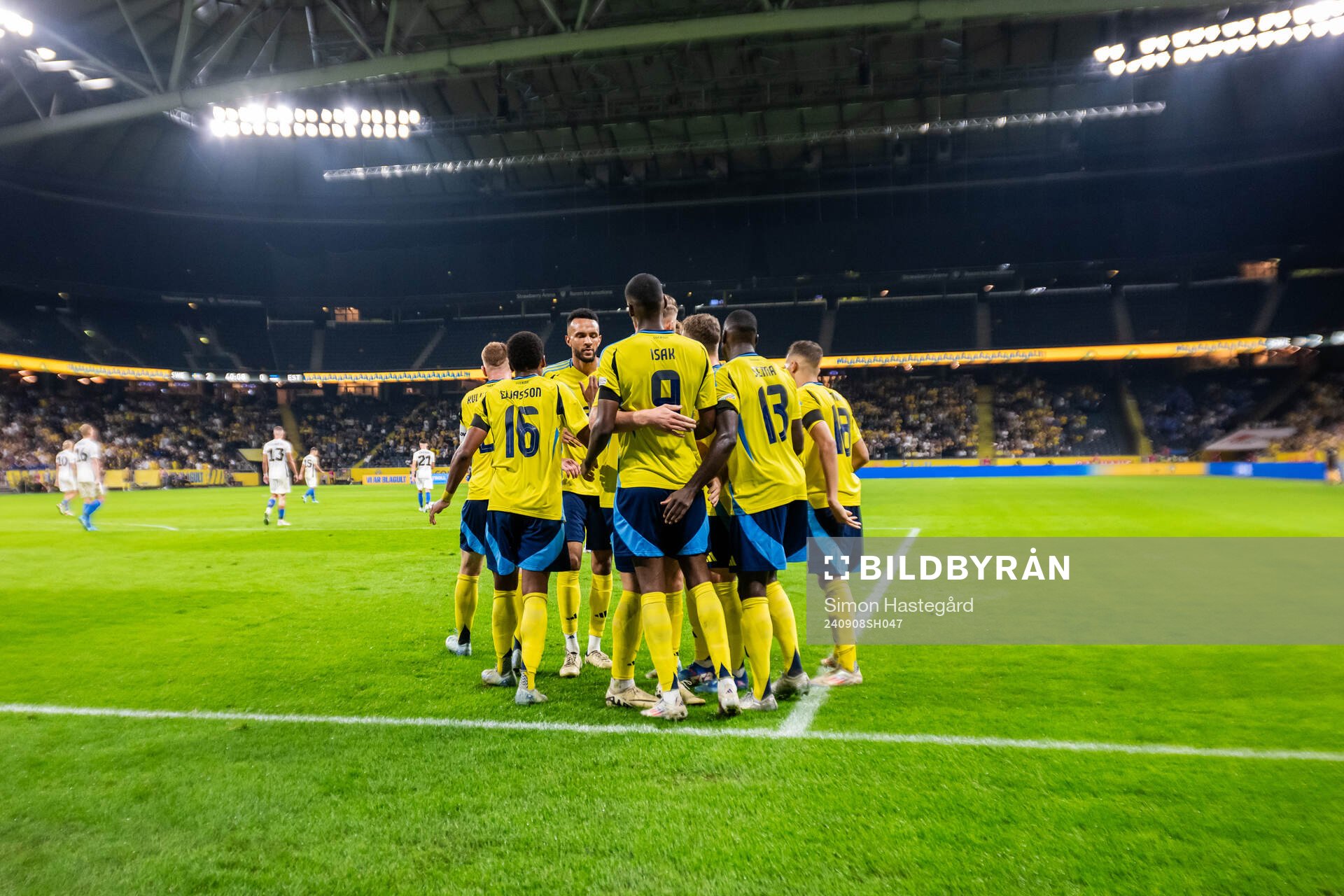 Alexander Isak of Sweden celebrate with team mates