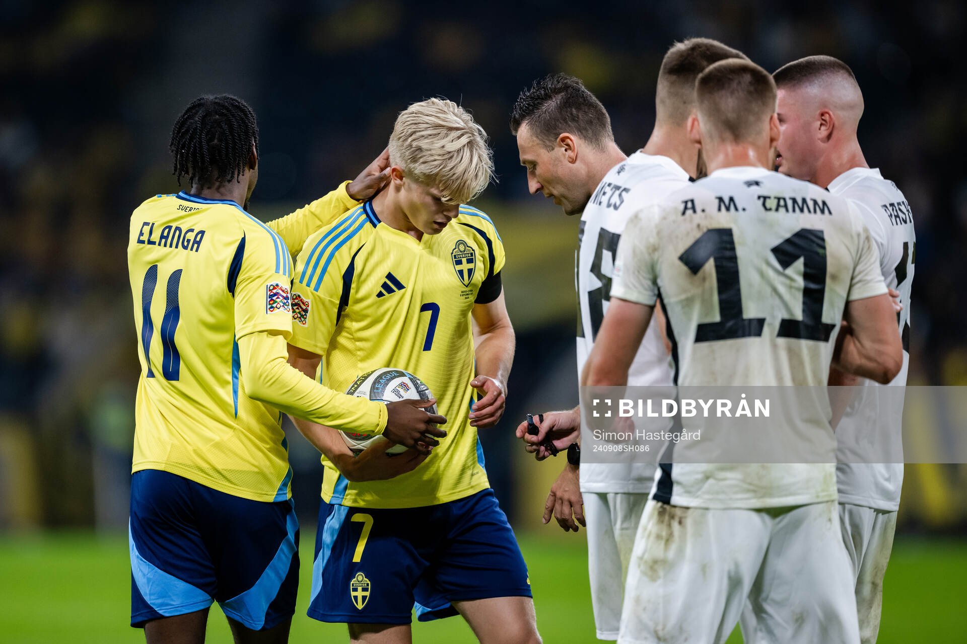 Anthony Elanga and Lucas Bergvall of Sweden celebrates