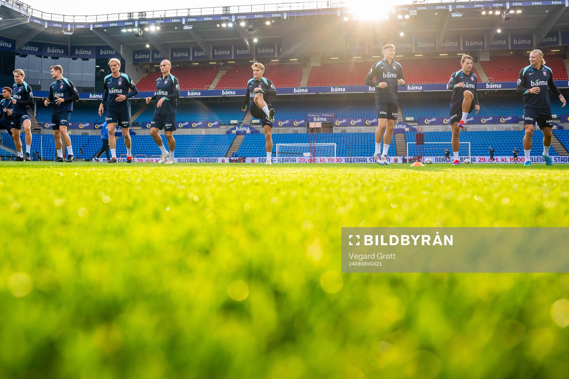 Martin Ødegaard and players of the Norwegian national football team warm up during a training session on September 8, 2024 in Oslo. 