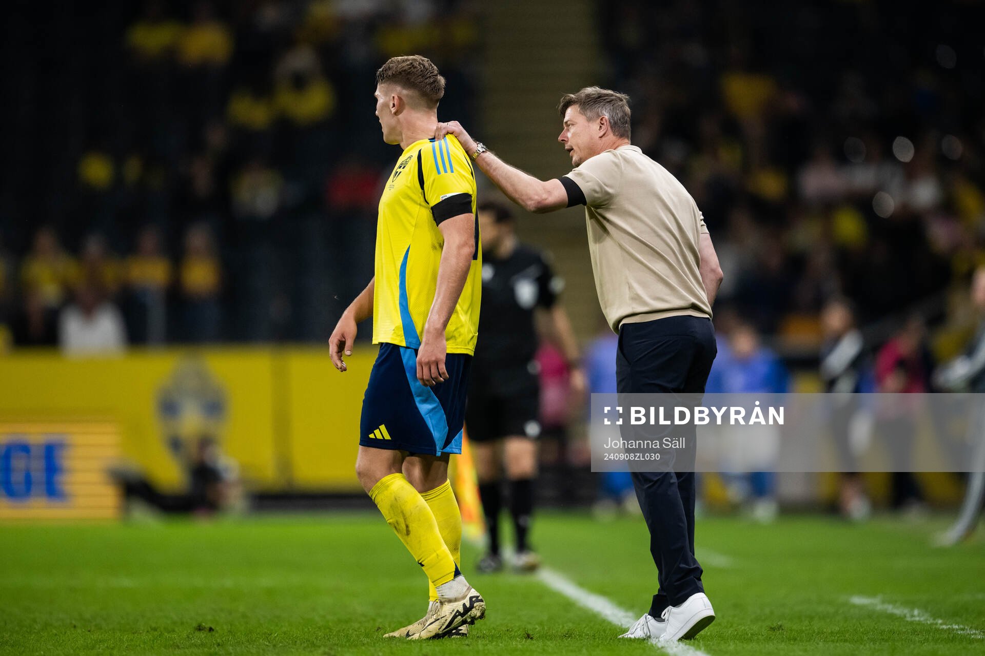 Viktor Gyökeres and head coach Jon Dahl Tomasson of Sweden