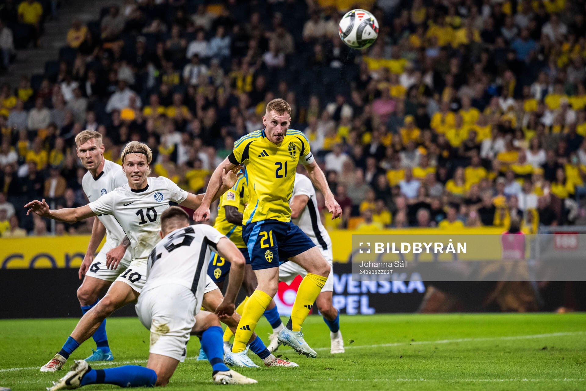 Michael Lilander of Estonia and Dejan Kulusevski of Sweden
