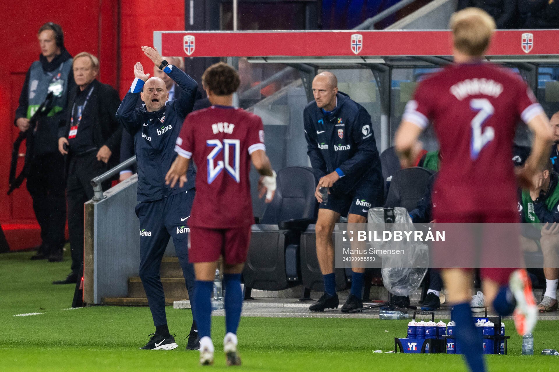 Head coach Ståle Solbakken and Antonio Nusa of Norway