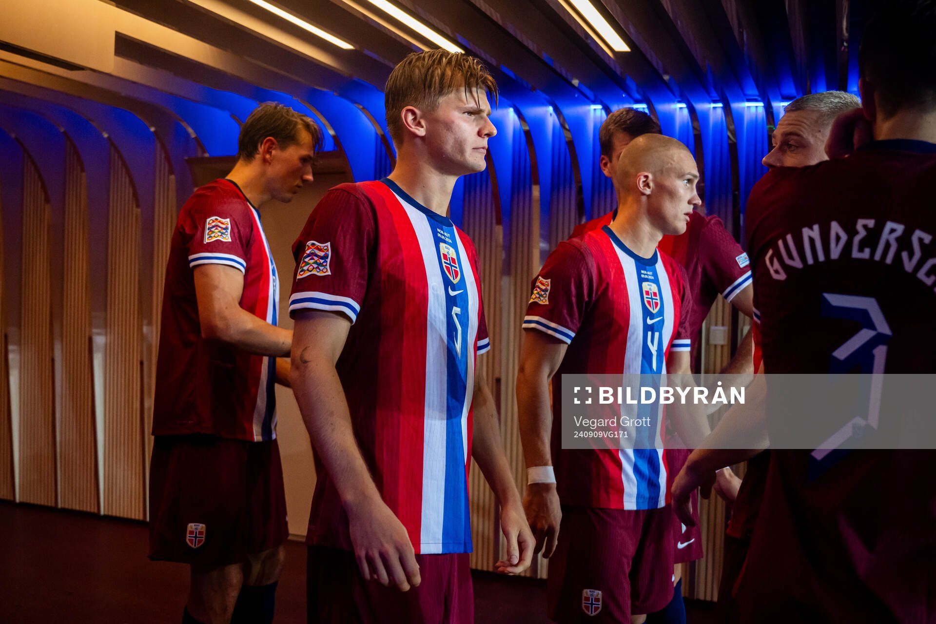 David Møller Wolfe and players of Norway at half-time