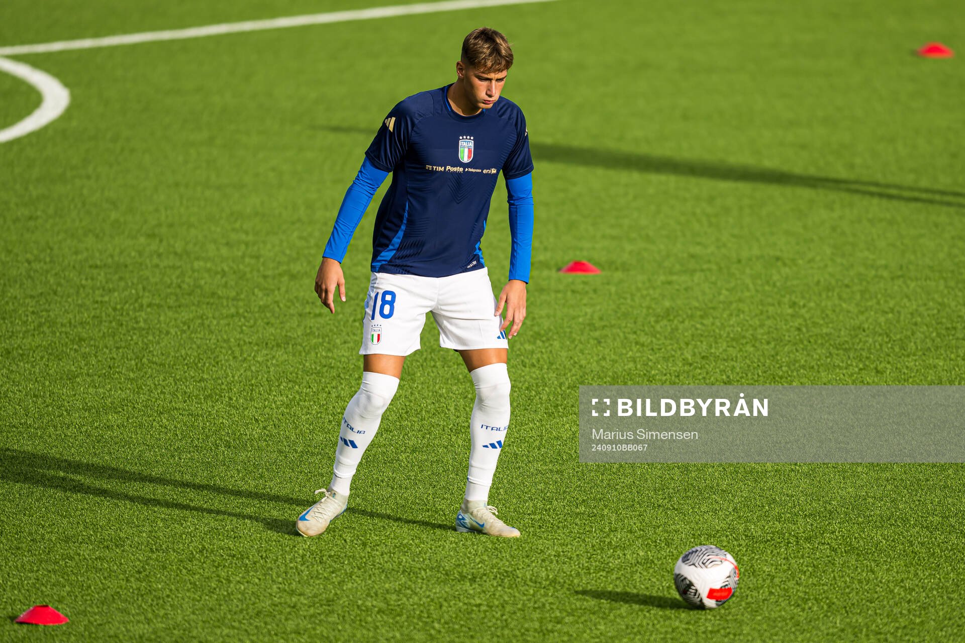 Pio Esposito of Italy warms up