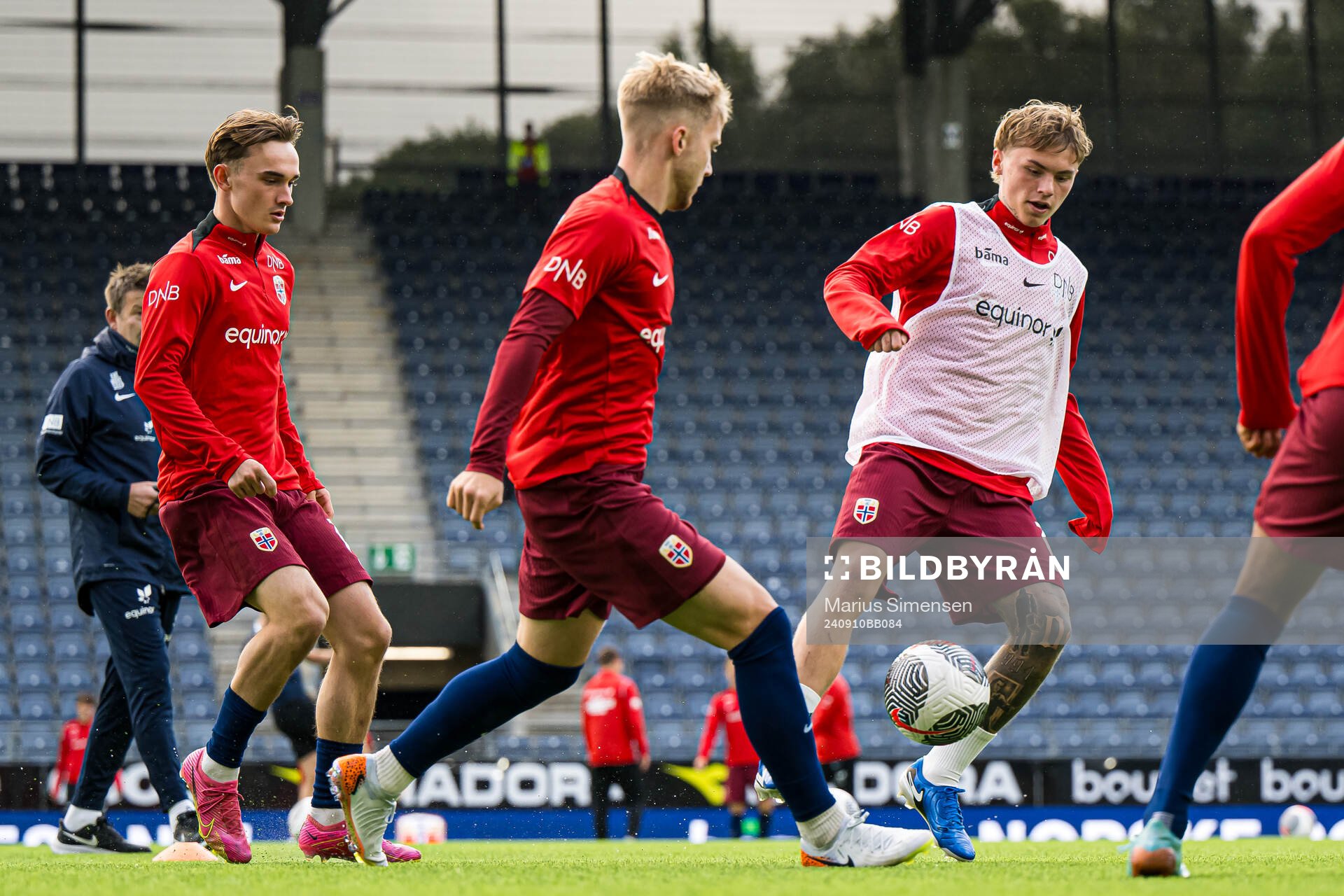 Isak Hansen-Aarøen of Norway warms up