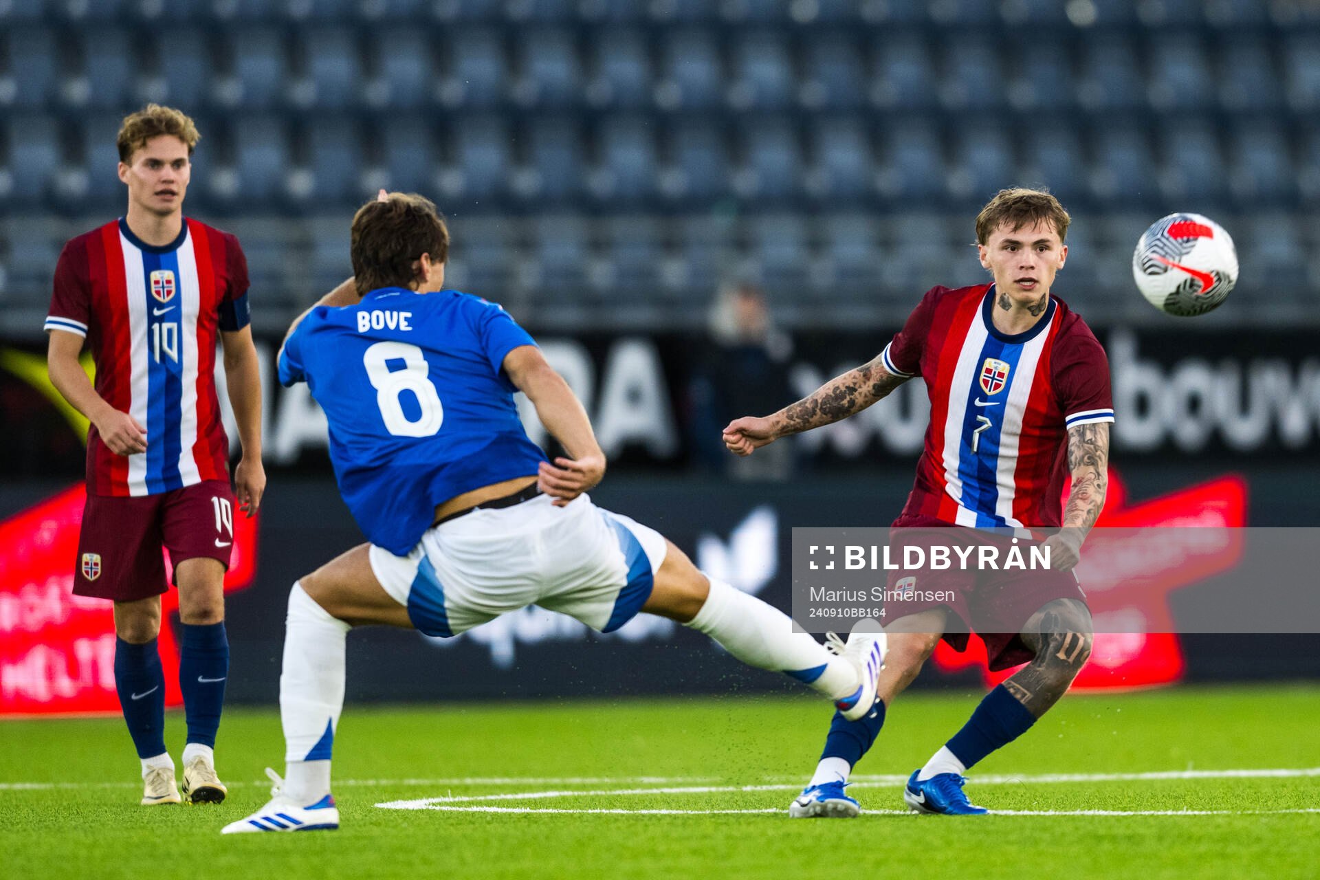 Edoardo Bove of Italy and Isak Hansen-Aarøen of Norway