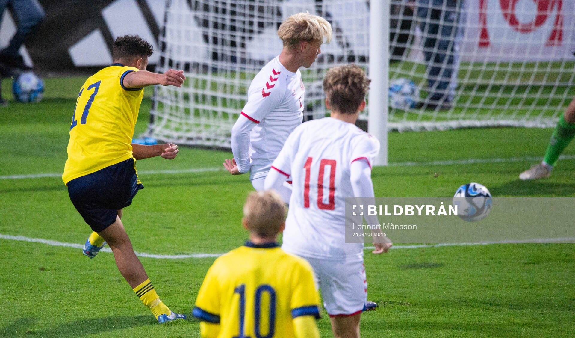 Sveriges Moutaz Neffati skjuter Sveriges mål i U20