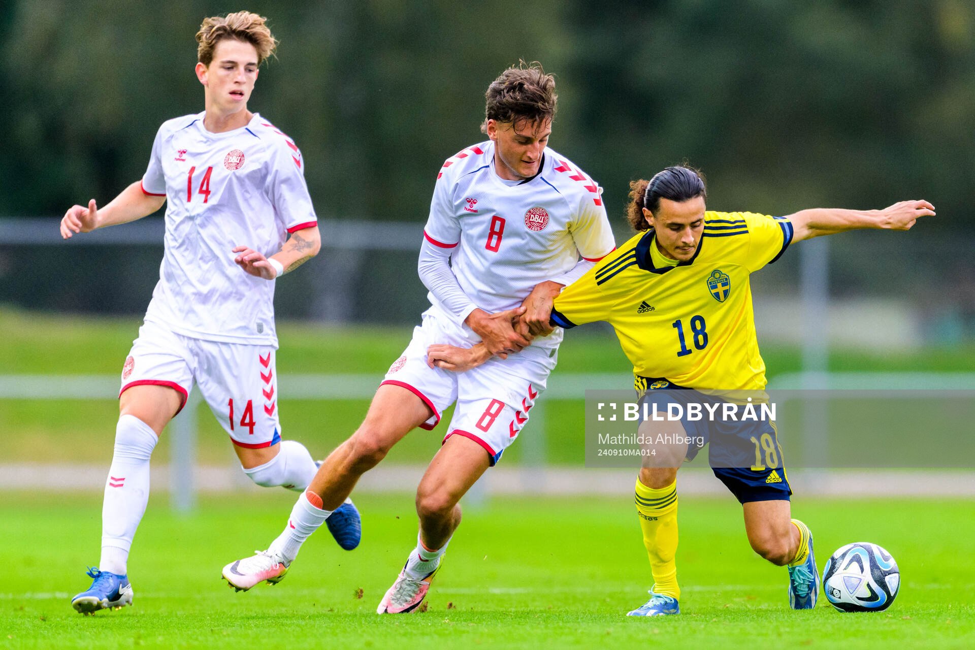 Valdemar Byskov, Silas Andersen and Andreas Nibe of Denmark during the U20 football match between Sweden and Denmark on September 10, 2024 in Hässleholm.