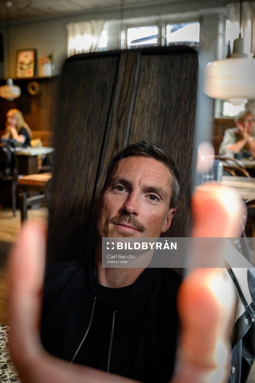 Lasse Nilsson blir intervjuad