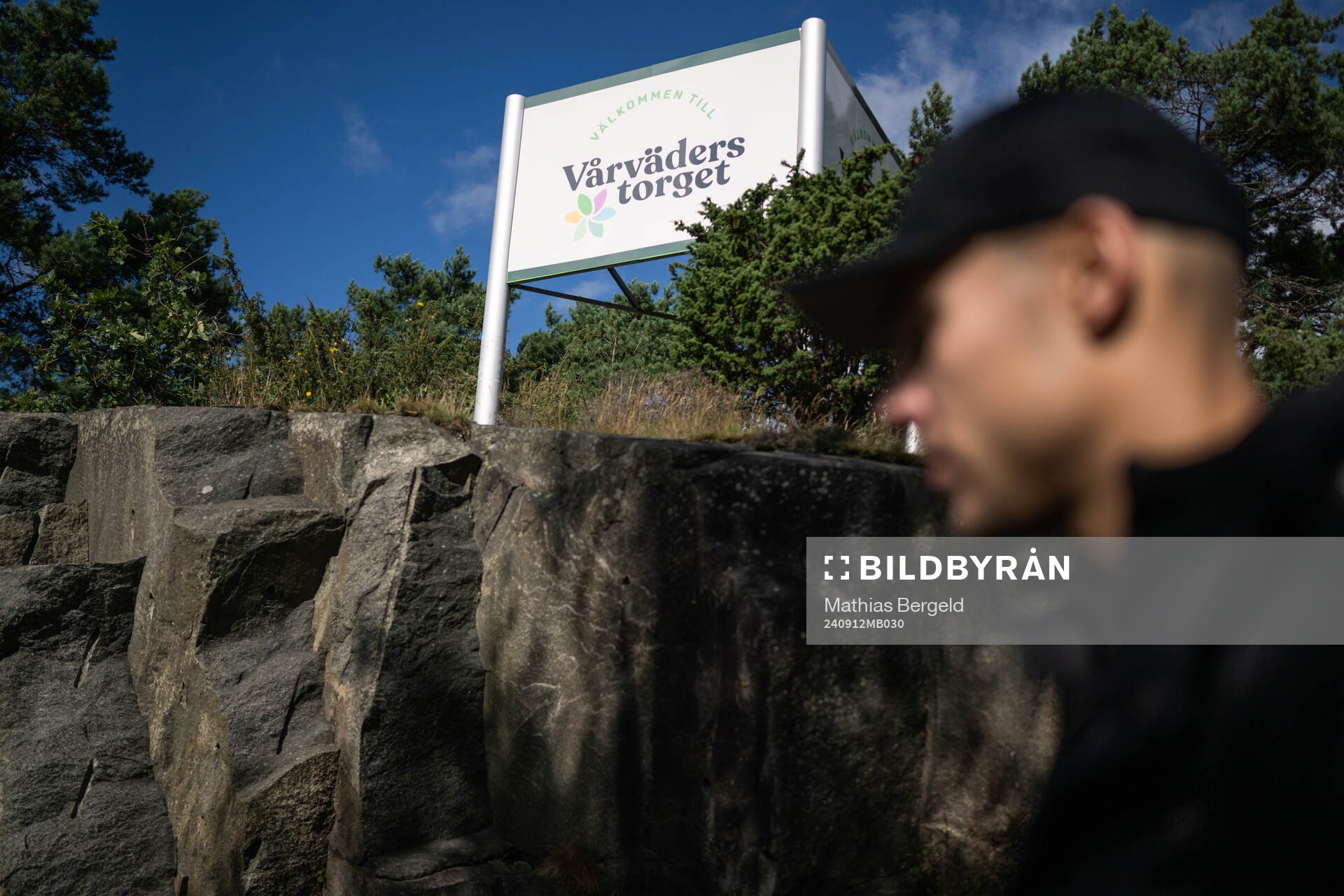 Häckens Ali Youssef går förbi en skylt med texten