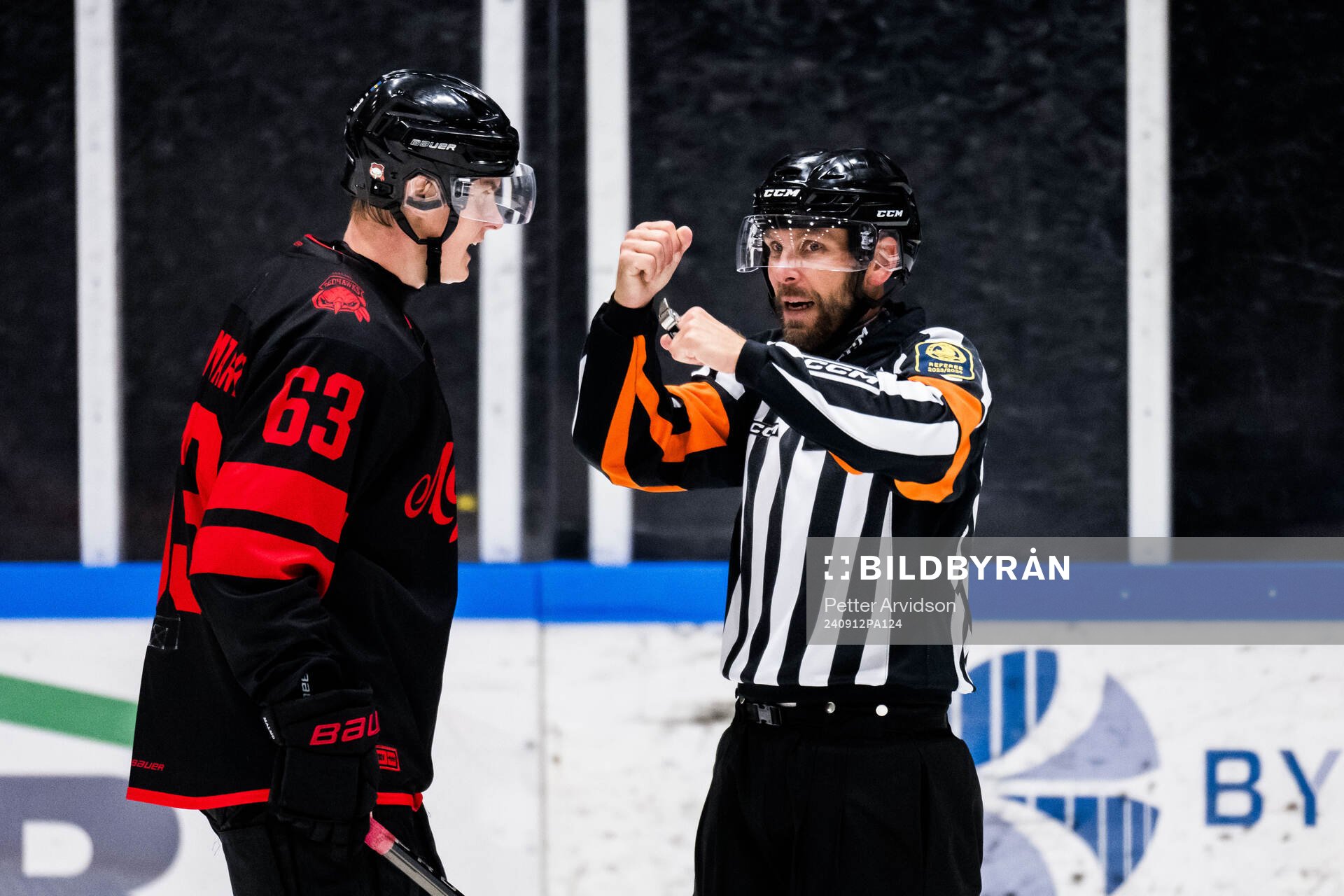 Malmö Redhawks Fredrik Händemark och Domare Marcus Linde