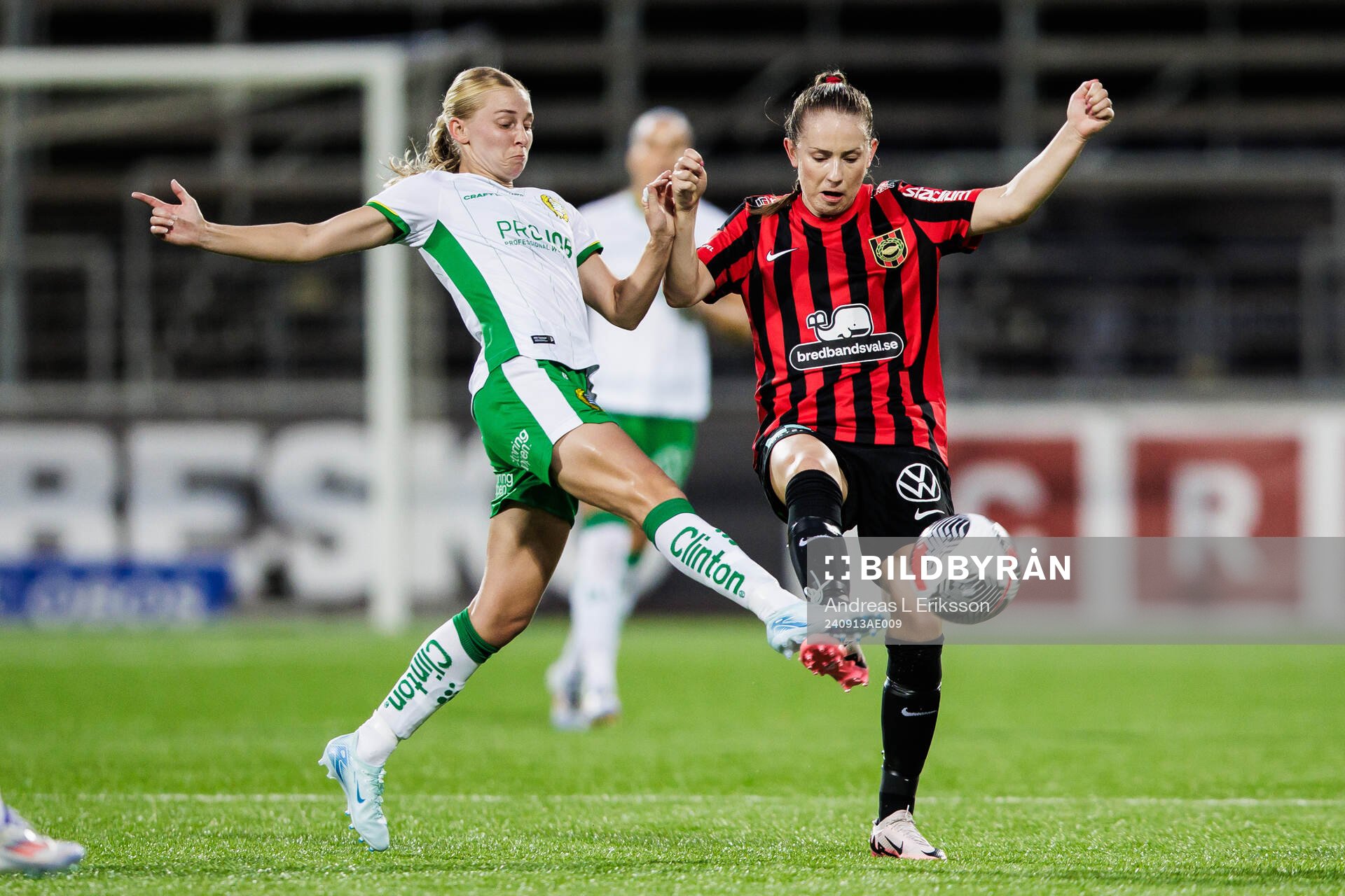 Hammarbys Emilie Joramo och Brommapojkarnas Ida Bengtsson under fotbollsmatchen i Damallsvenskan mellan Brommapojkarna och Hammarby den 13 september 2024 i Stockholm. 