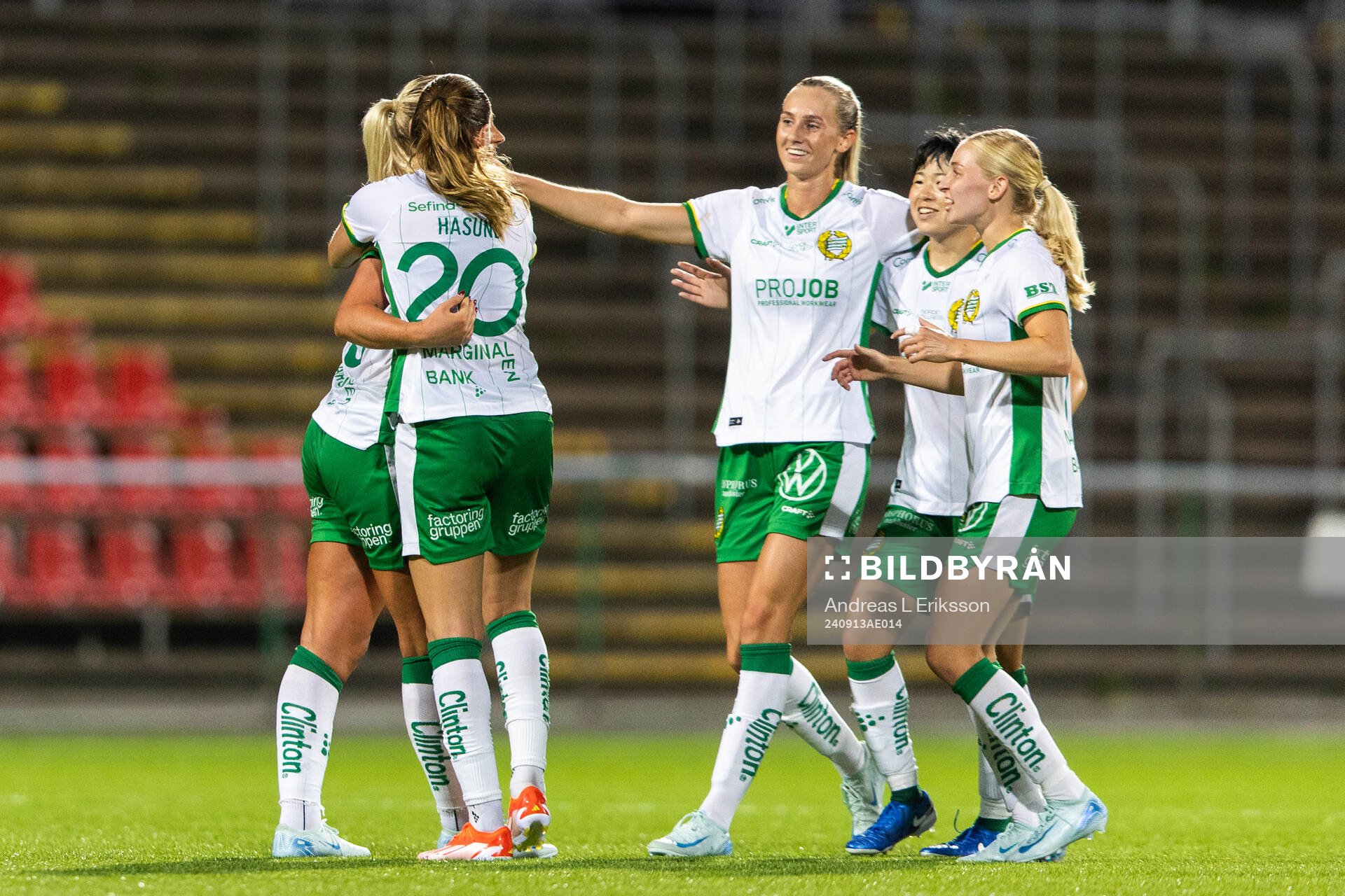 Hammarbys Cathinka Tandberg gör 3-0 för Hammarby och jublar tillsammans med sina lagkamrater under fotbollsmatchen i Damallsvenskan mellan Brommapojkarna och Hammarby den 13 september 2024 i Stockholm.