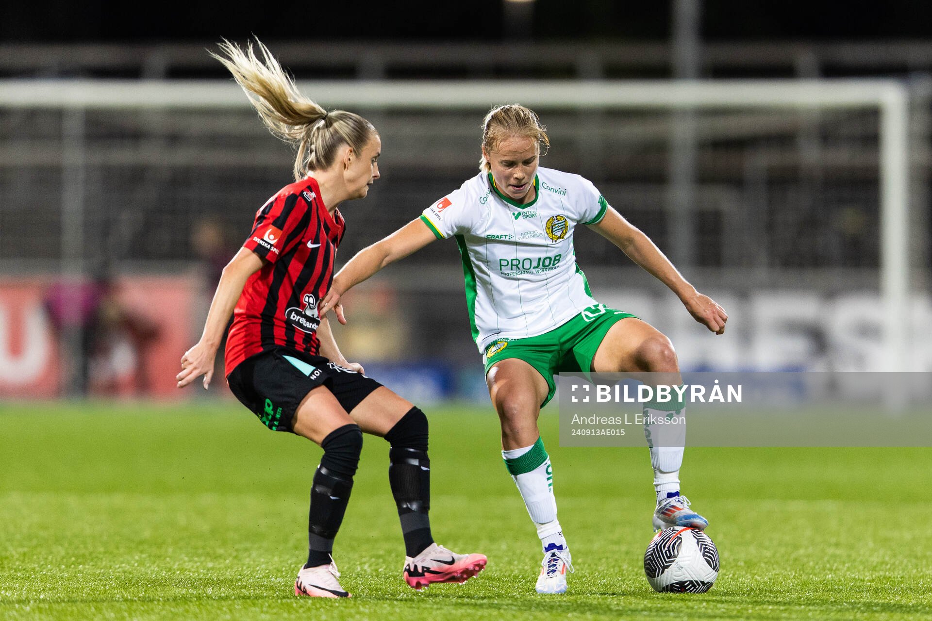 Brommapojkarnas Ellinor Johansson och Hammarbys Julie Blakstad under fotbollsmatchen i Damallsvenskan mellan Brommapojkarna och Hammarby den 13 september 2024 i Stockholm.