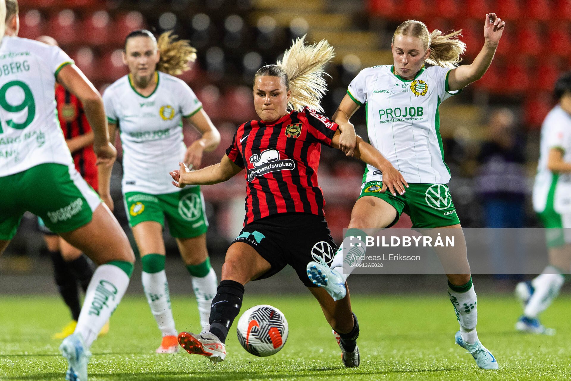 Brommapojkarnas Johanna Svedberg och Hammarbys Emilie Joramo under fotbollsmatchen i Damallsvenskan mellan Brommapojkarna och Hammarby den 13 september 2024 i Stockholm.
