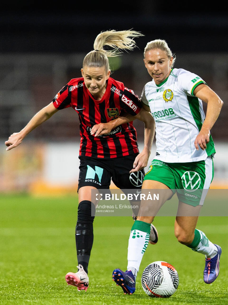 Brommapojkarnas Ellinor Johansson och Hammarbys Jonna Andersson under fotbollsmatchen i Damallsvenskan mellan Brommapojkarna och Hammarby den 13 september 2024 i Stockholm.