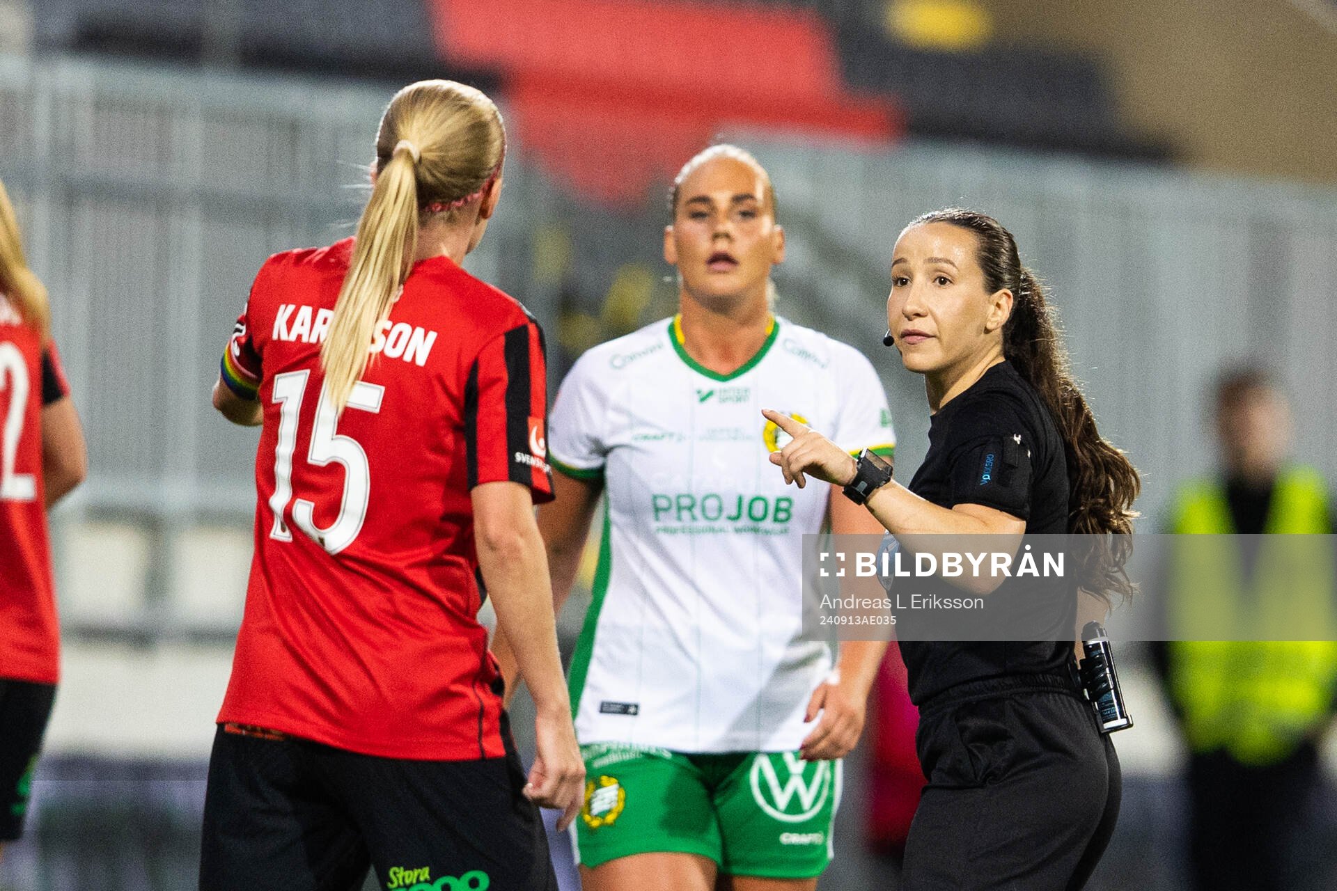 Brommapojkarnas Elsa Karlsson och domare Selma Griberg