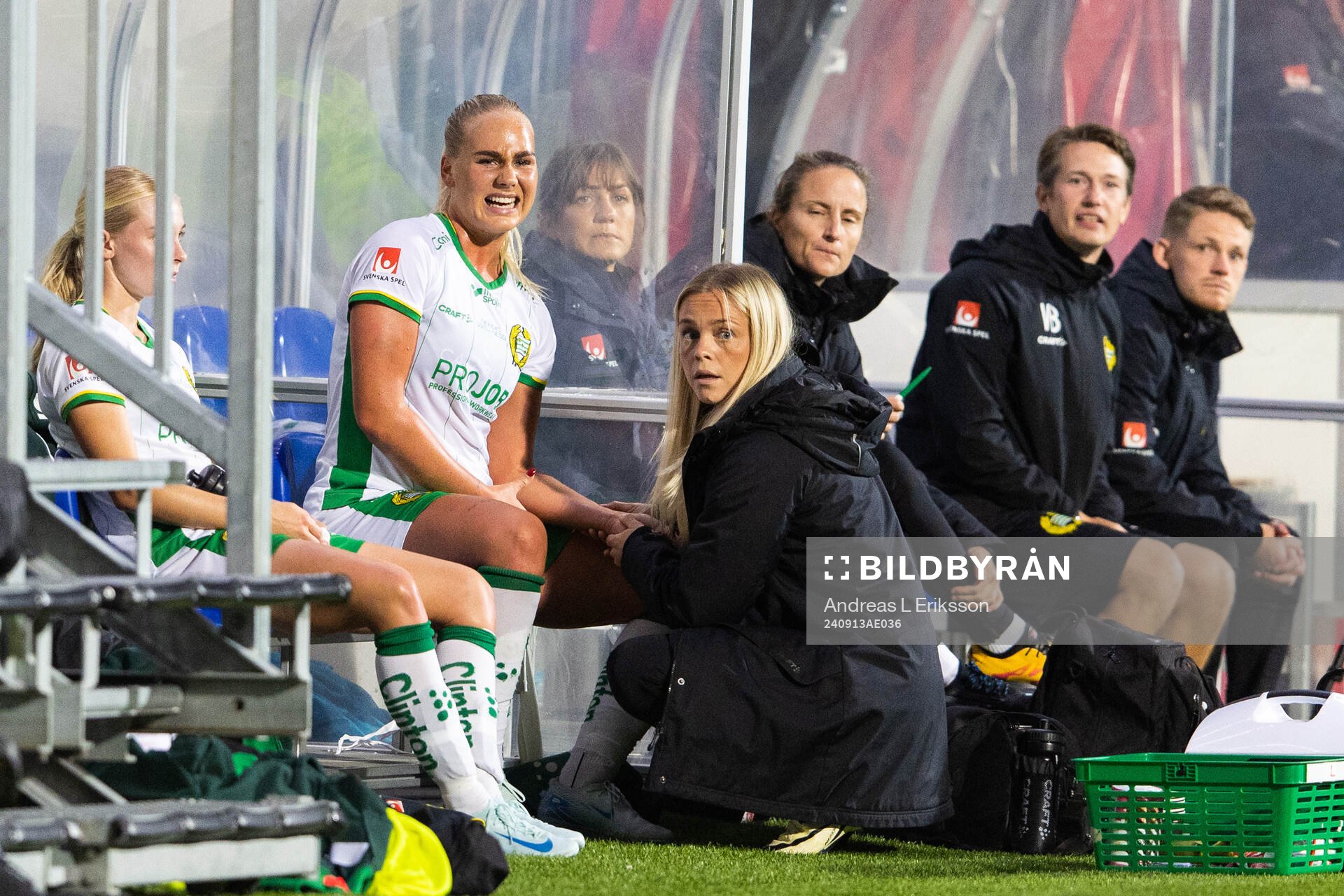 Hammarbys Cathinka Tandberg får behandling av Filippa Sparf