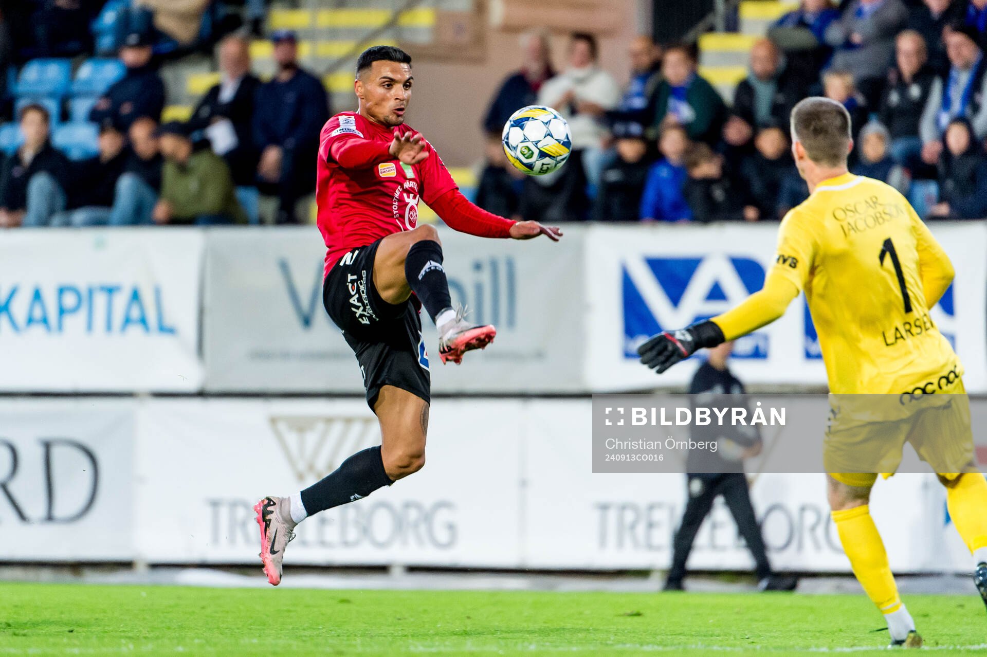 Örebros Ahmed Yasin och Trelleborgs målvakt Andreas Larsen