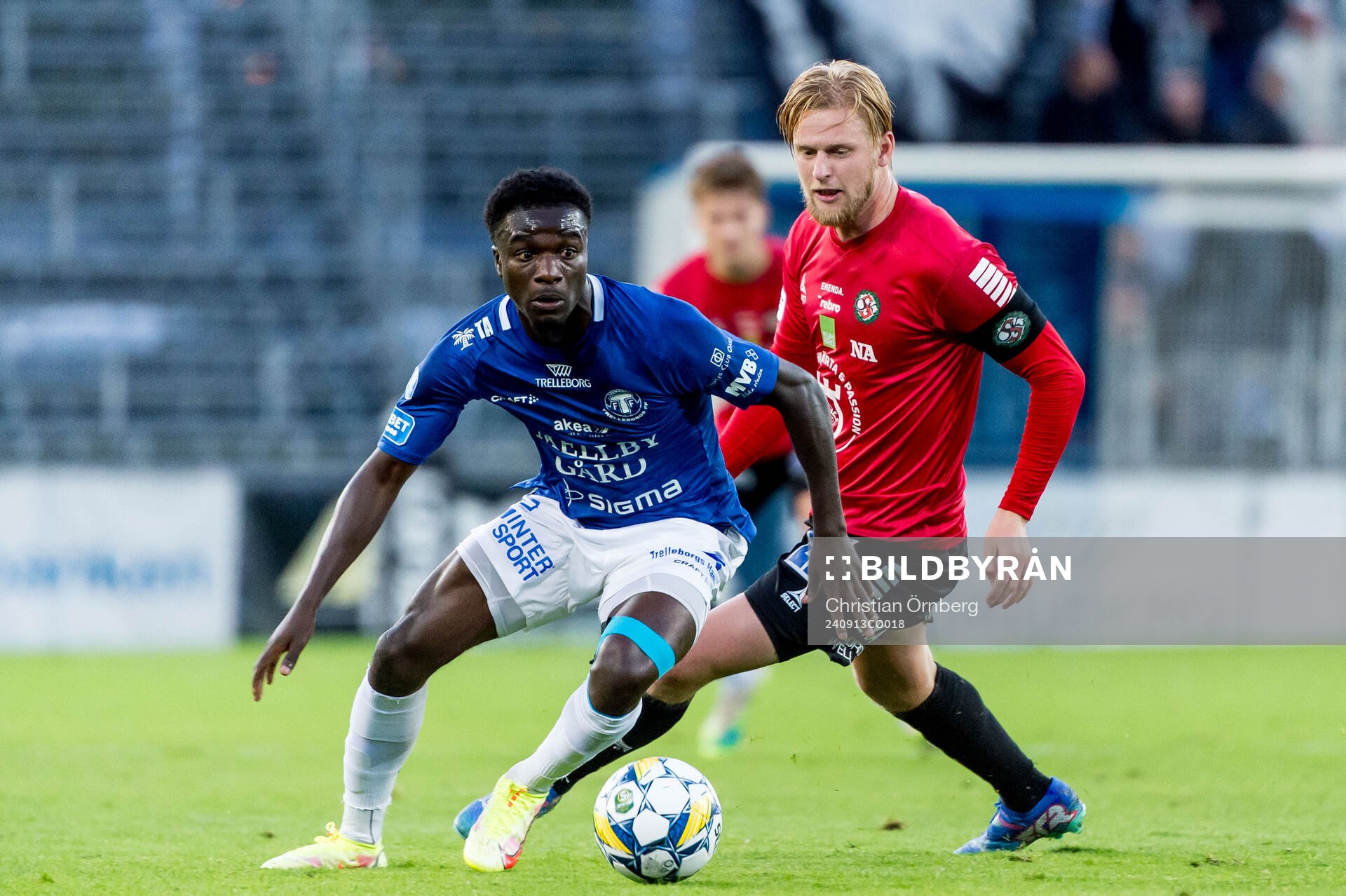 Trelleborgs Samuel Asoma och Örebros Karl Holmberg under fotbollsmatchen i Superettan mellan Trelleborg och Örebro den 13 september 2024 i Trelleborg. 