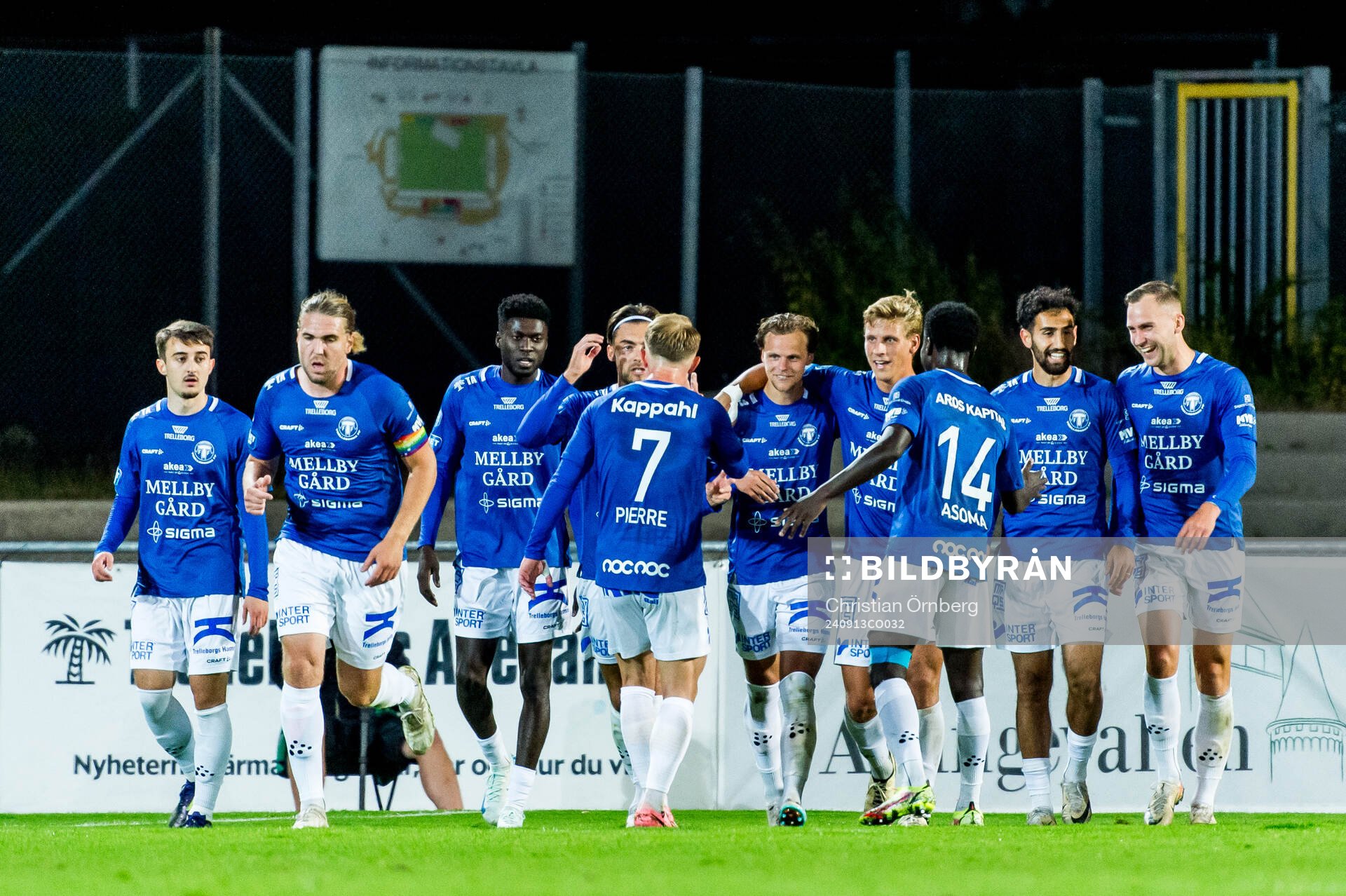 Trelleborgs Fredrik Martinsson jublar med lagkamrater