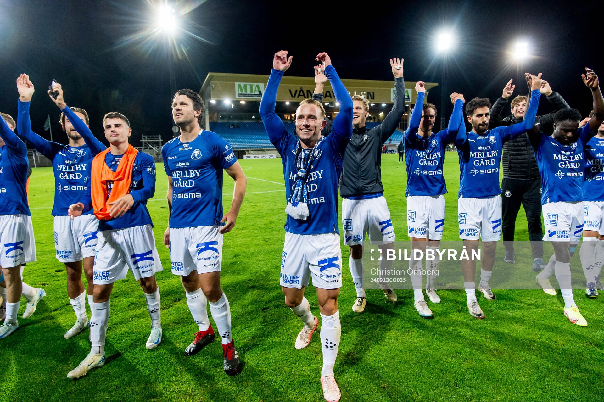 Trelleborgs Fredrik Martinsson och Pierre Dahlin Larsen jublar med lagkamrater efter fotbollsmatchen i Superettan mellan Trelleborg och Örebro den 13 september 2024 i Trelleborg.