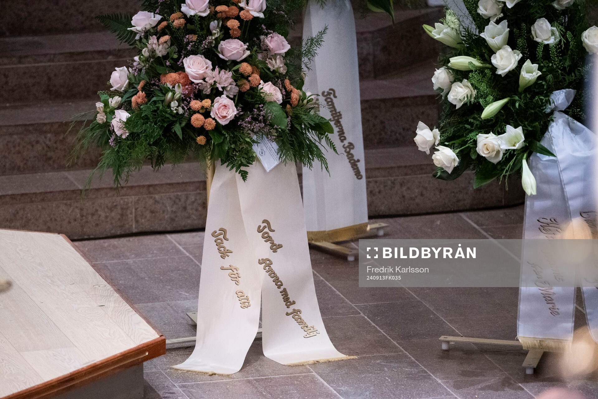A floral wreath from Tord Grip with family