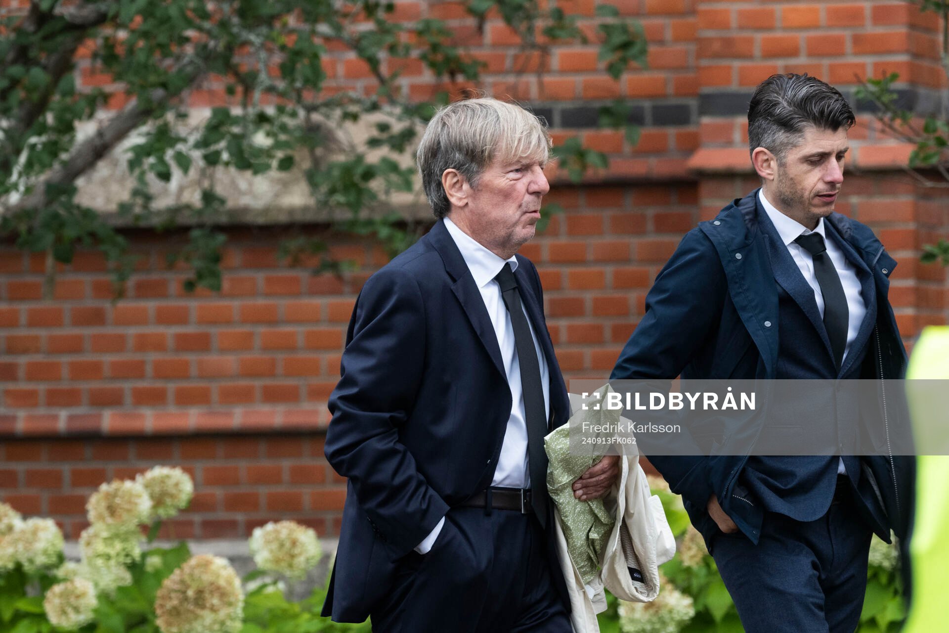Former football player of IFK Göteborg Glenn Holm (L)