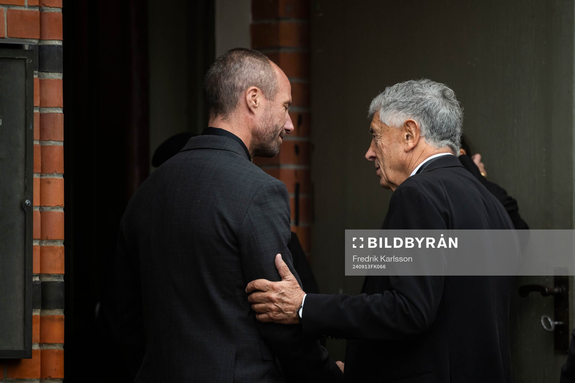 Johan Eriksson, son, greets David Dein, former owner of