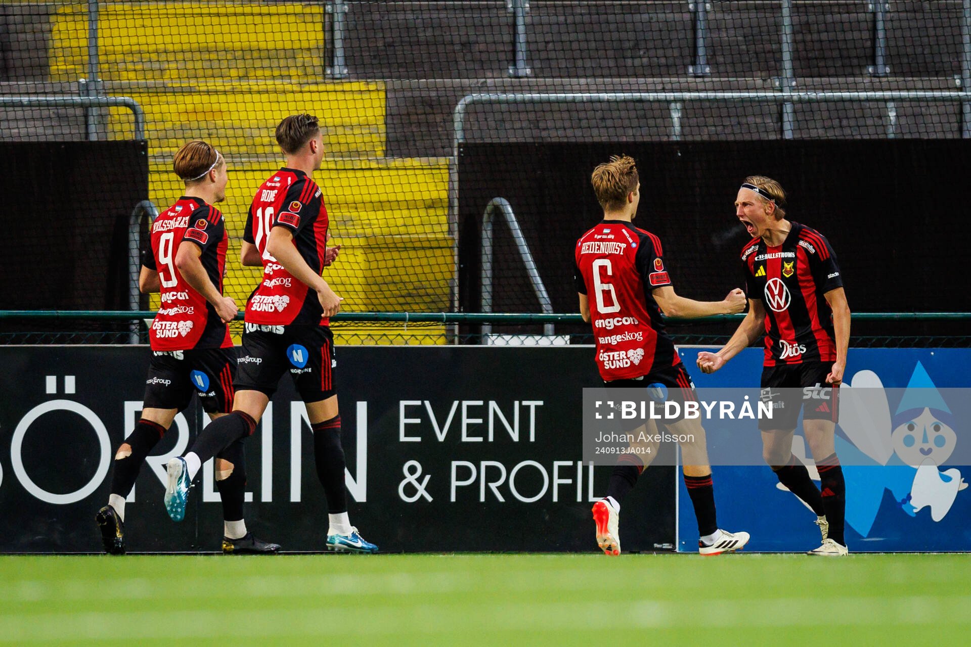 Östersunds Albin Sporrong jublar efter 1-0 under fotbollsmatchen i Superettan mellan Östersund och Helsingborg den 13 september 2024 i Östersund.