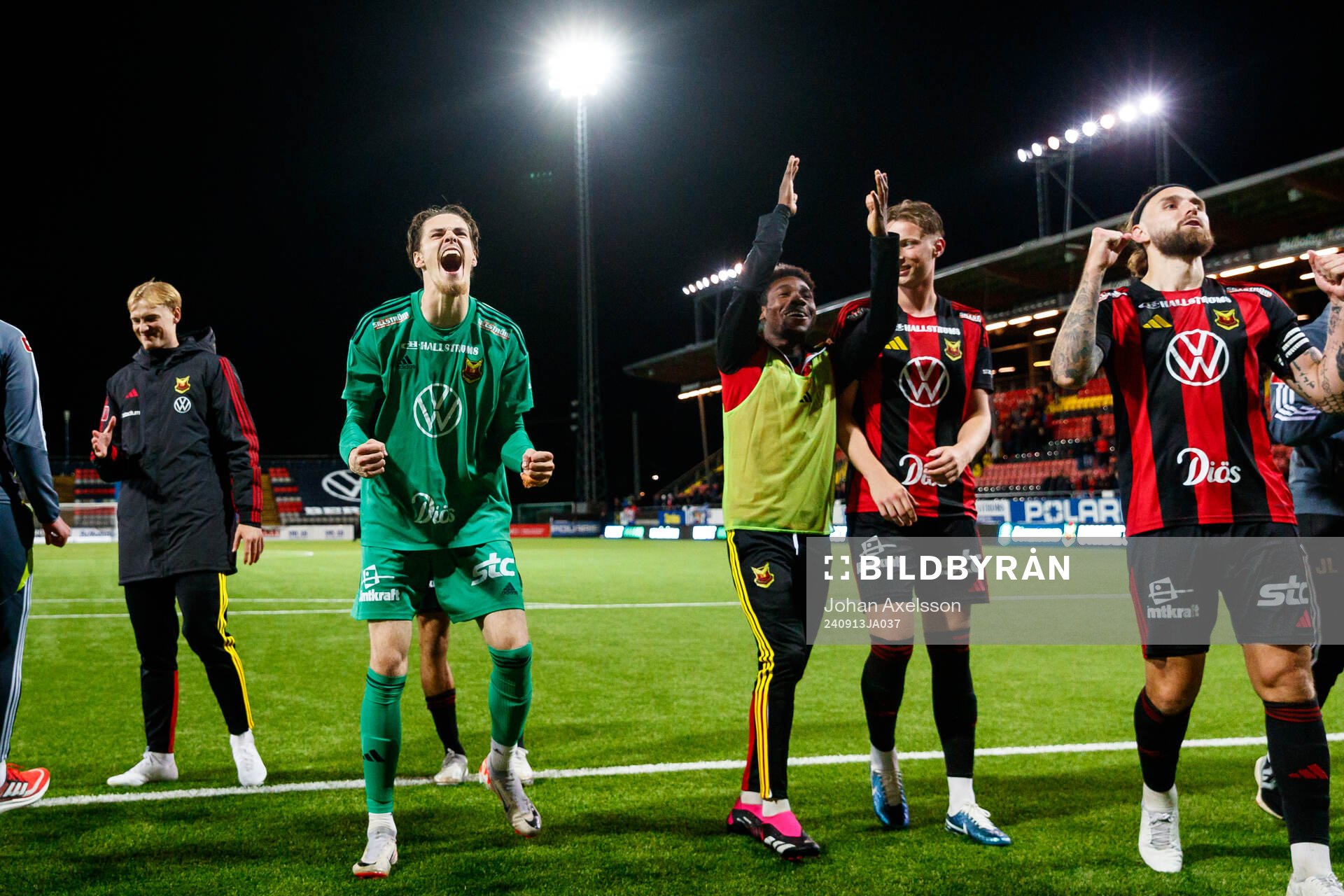 Östersunds Adam Benediktsson jublar med lagkamrater