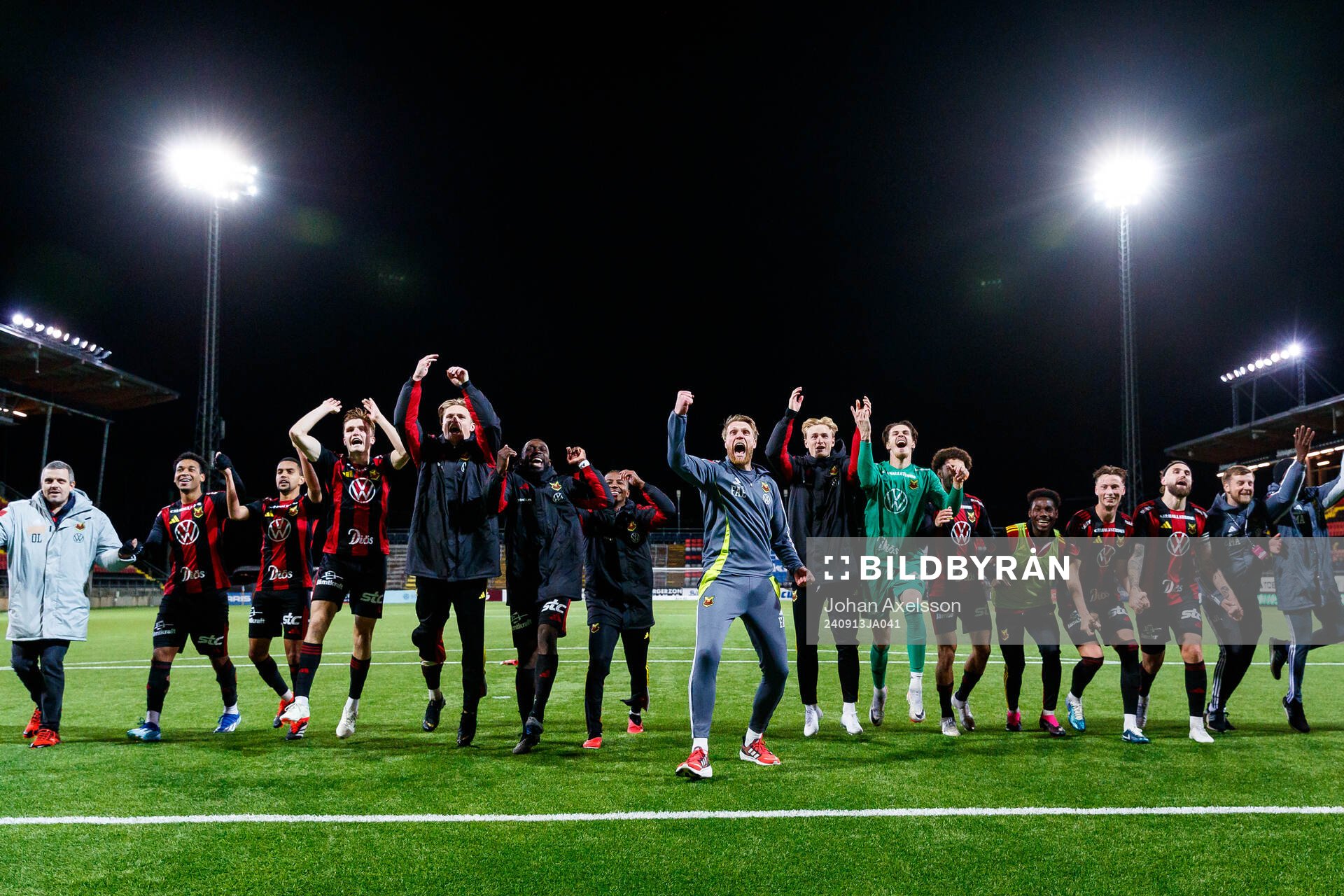 Östersunds assisterande tränare Fredrik Aasmundsen Eliassen och spelare jublar efter fotbollsmatchen i Superettan mellan Östersund och Helsingborg den 13 september 2024 i Östersund.