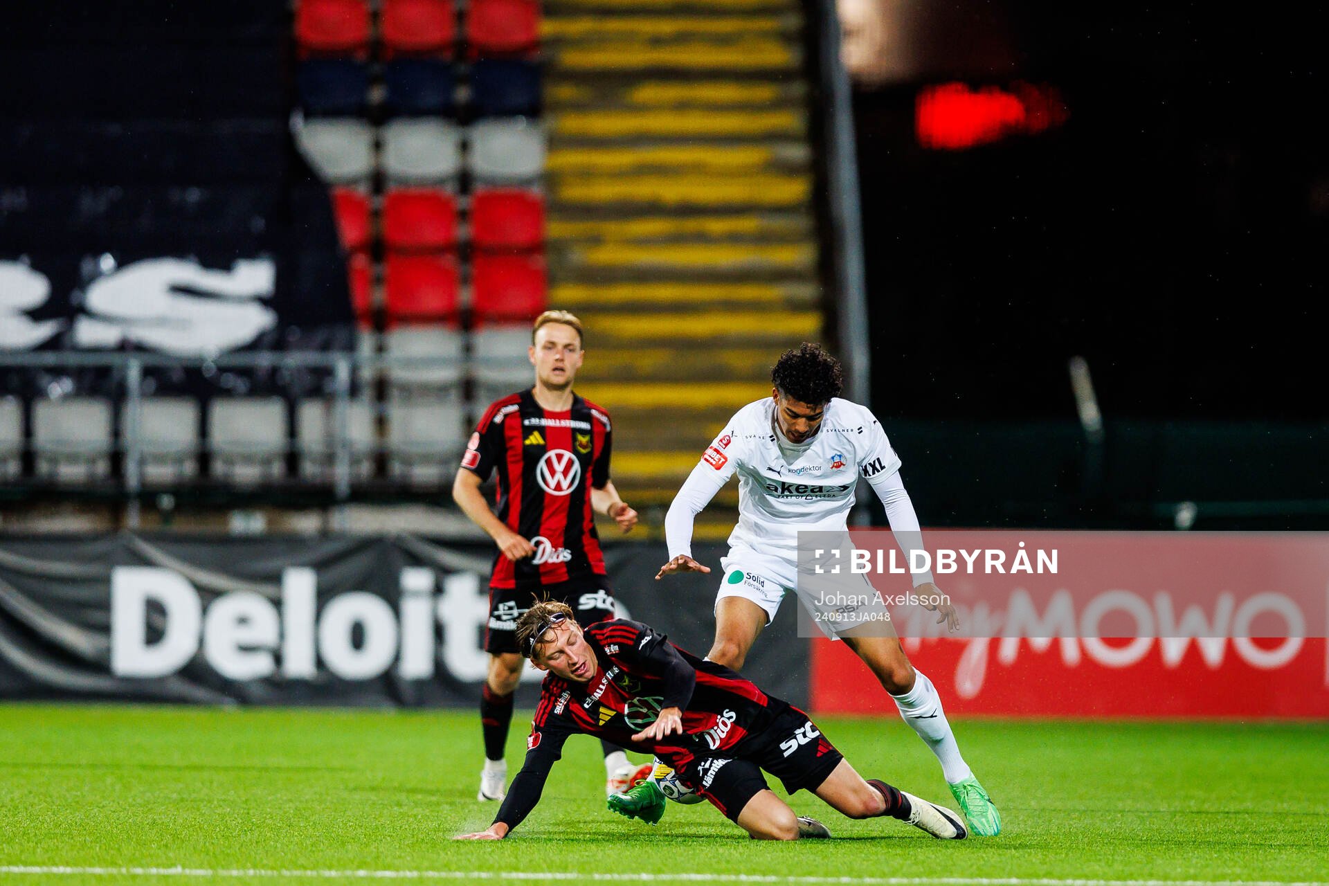 Östersunds Albin Sporrong och Helsingborgs Milan Silva Rasmussen under fotbollsmatchen i Superettan mellan Östersund och Helsingborg den 13 september 2024 i Östersund.