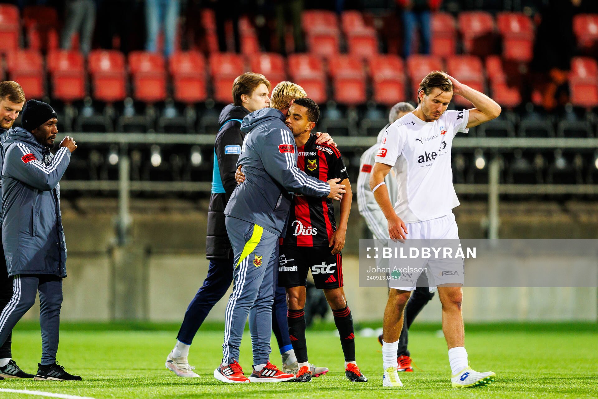 Östersunds Erick Brendon Pinheiro Da Silva Och Sportchef Stefan Lundin efter fotbollsmatchen i Superettan mellan Östersund och Helsingborg den 13 september 2024 i Östersund.