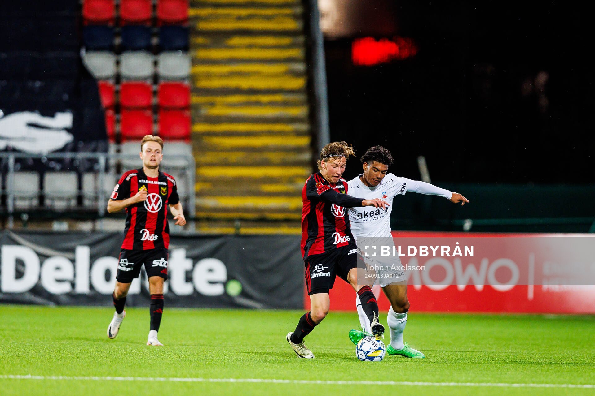 Östersunds Albin Sporrong och Helsingborgs Milan Silva Rasmussen under fotbollsmatchen i Superettan mellan Östersund och Helsingborg den 13 september 2024 i Östersund.