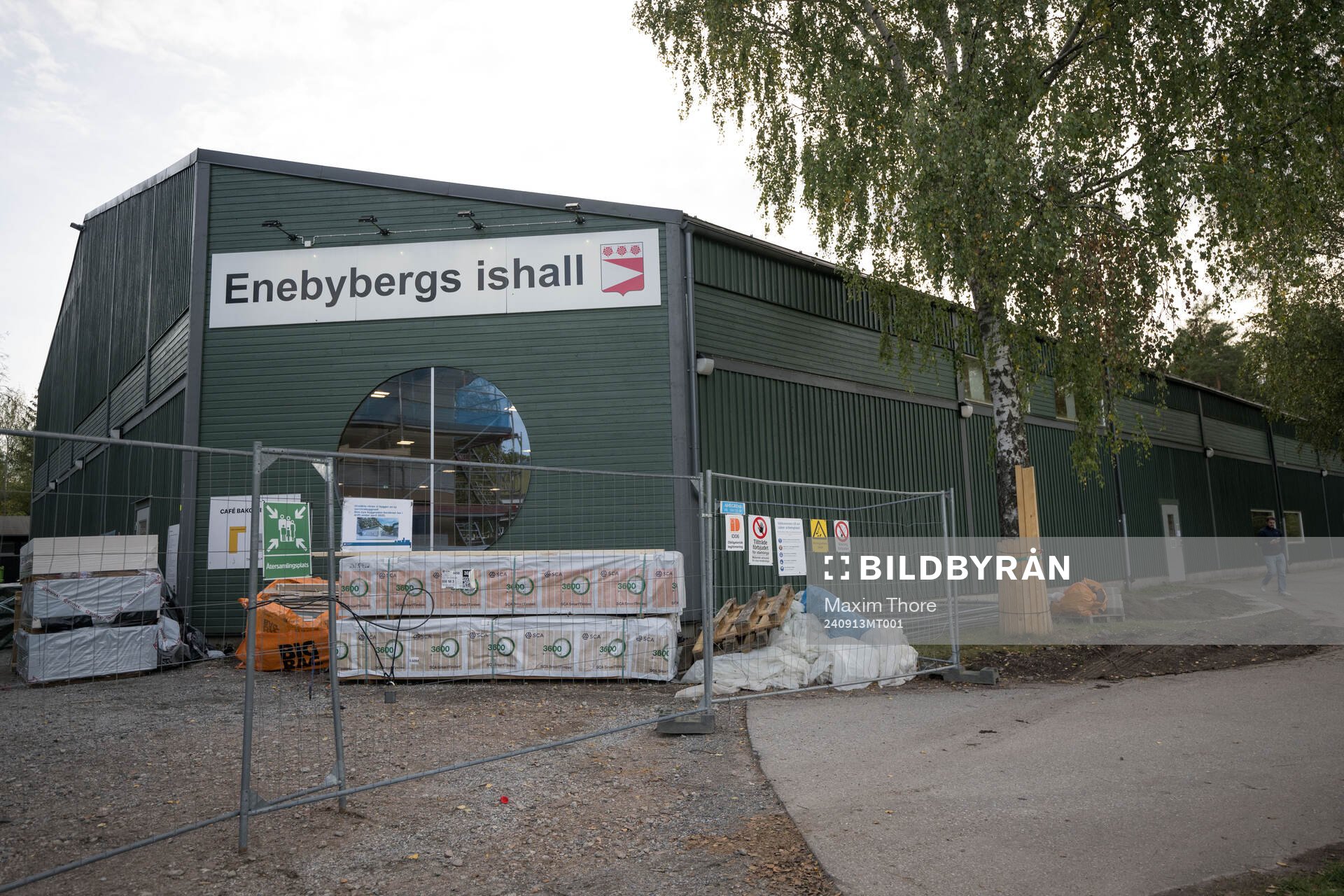 Exteriör av Enebybergs ishall