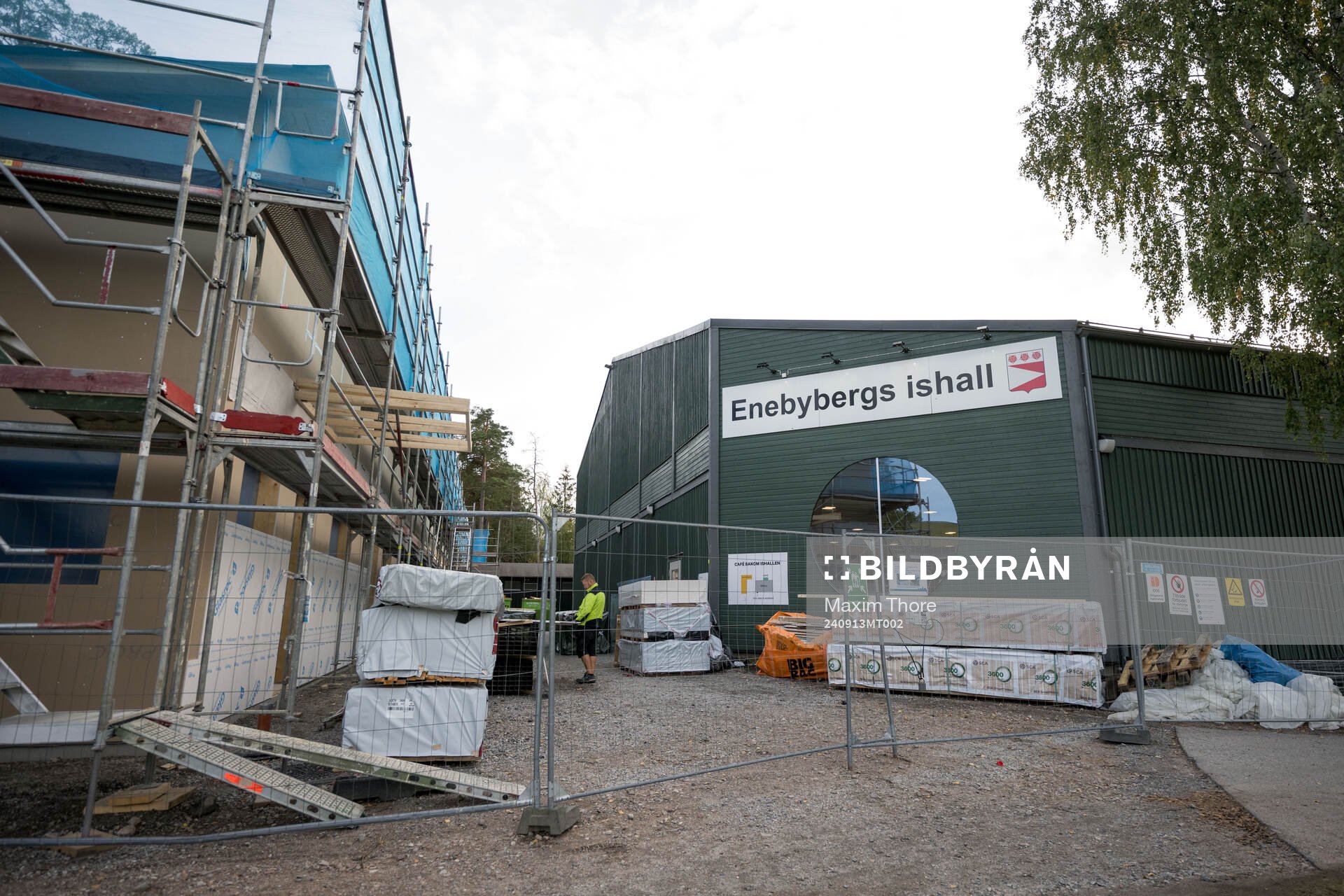 Exteriör av Enebybergs ishall