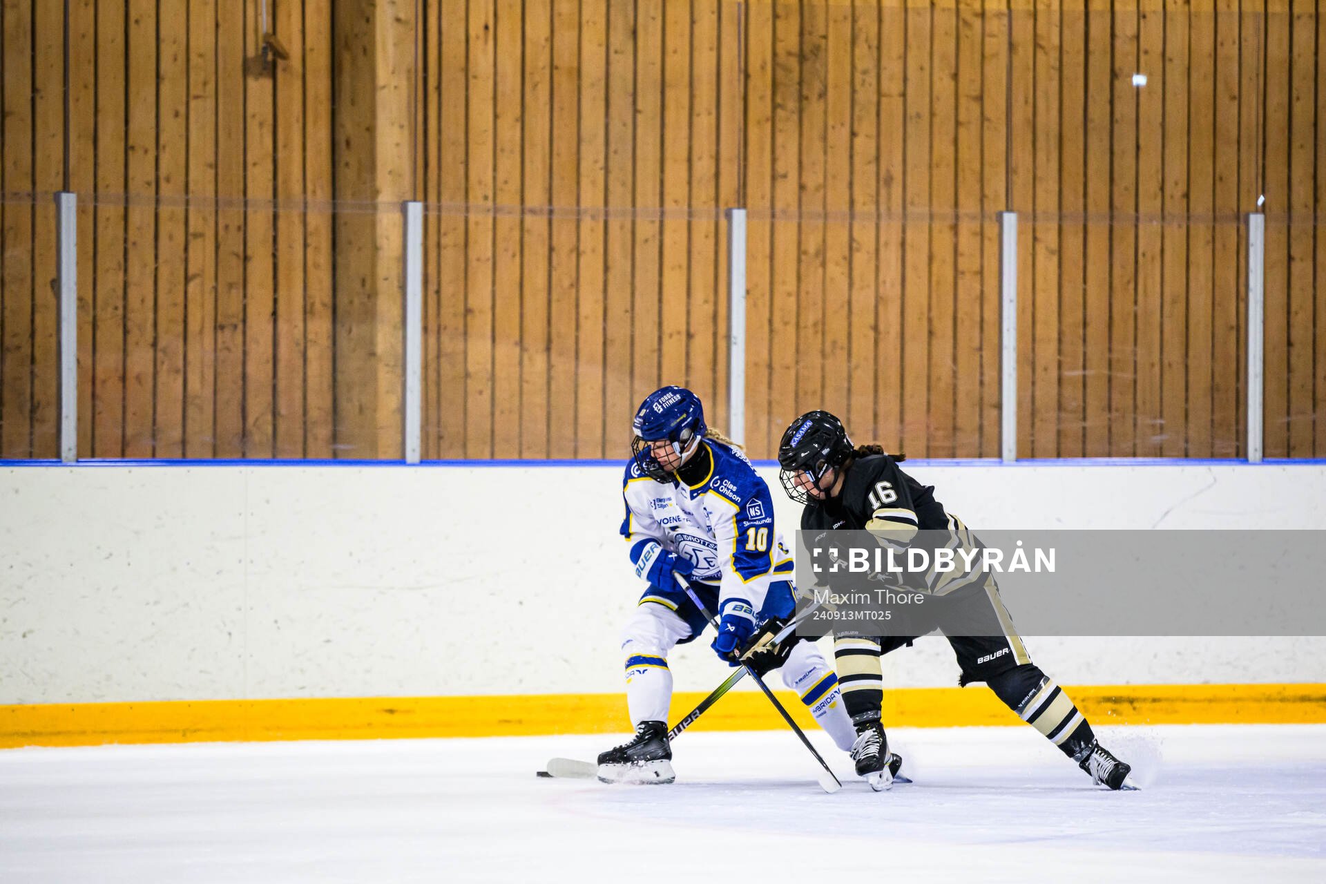 Leksands Kiira Yrjänen och SDEs Gabby Jones