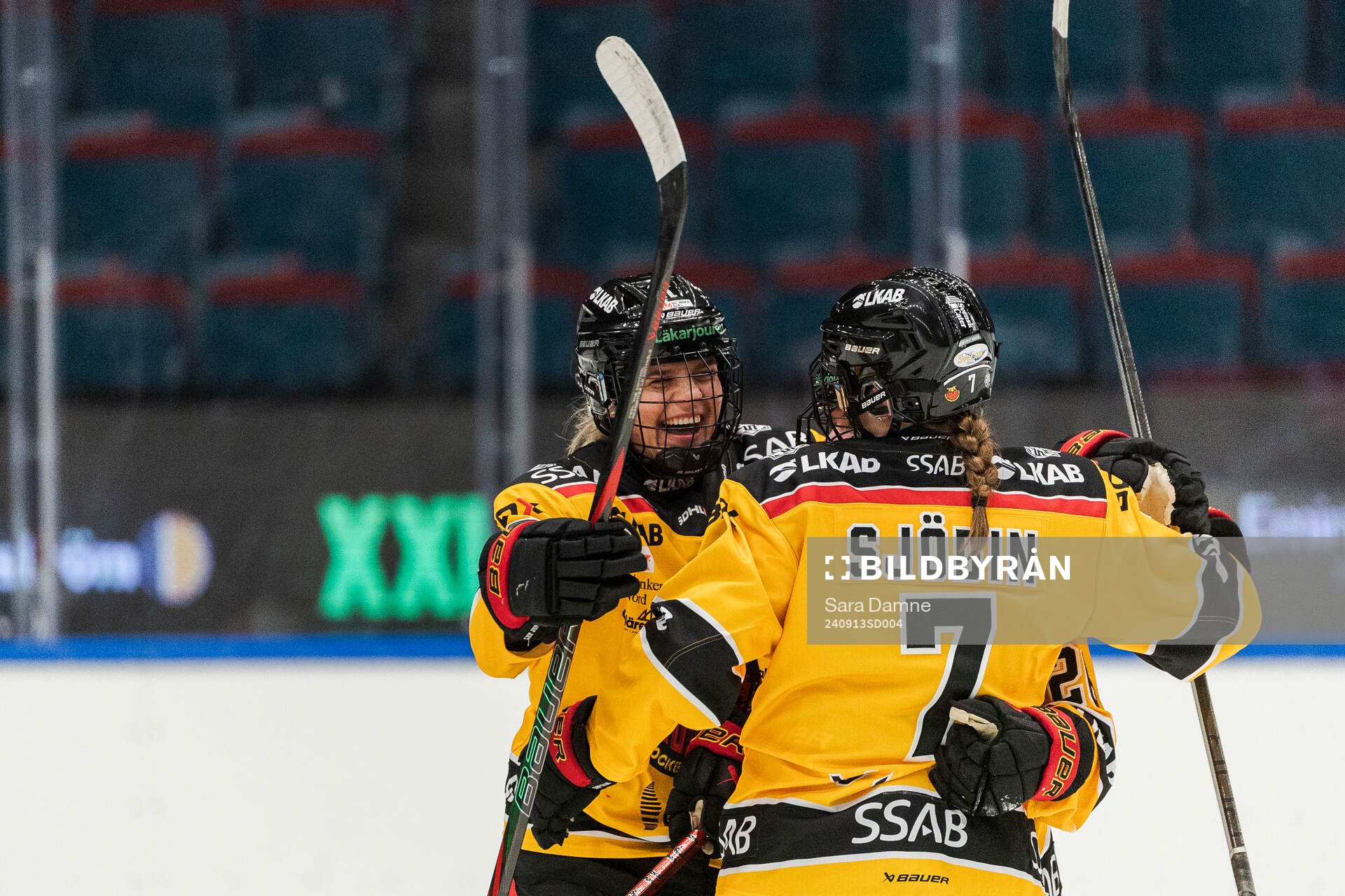 Luleås Erica Rieder och Tilde Sjödin jublar