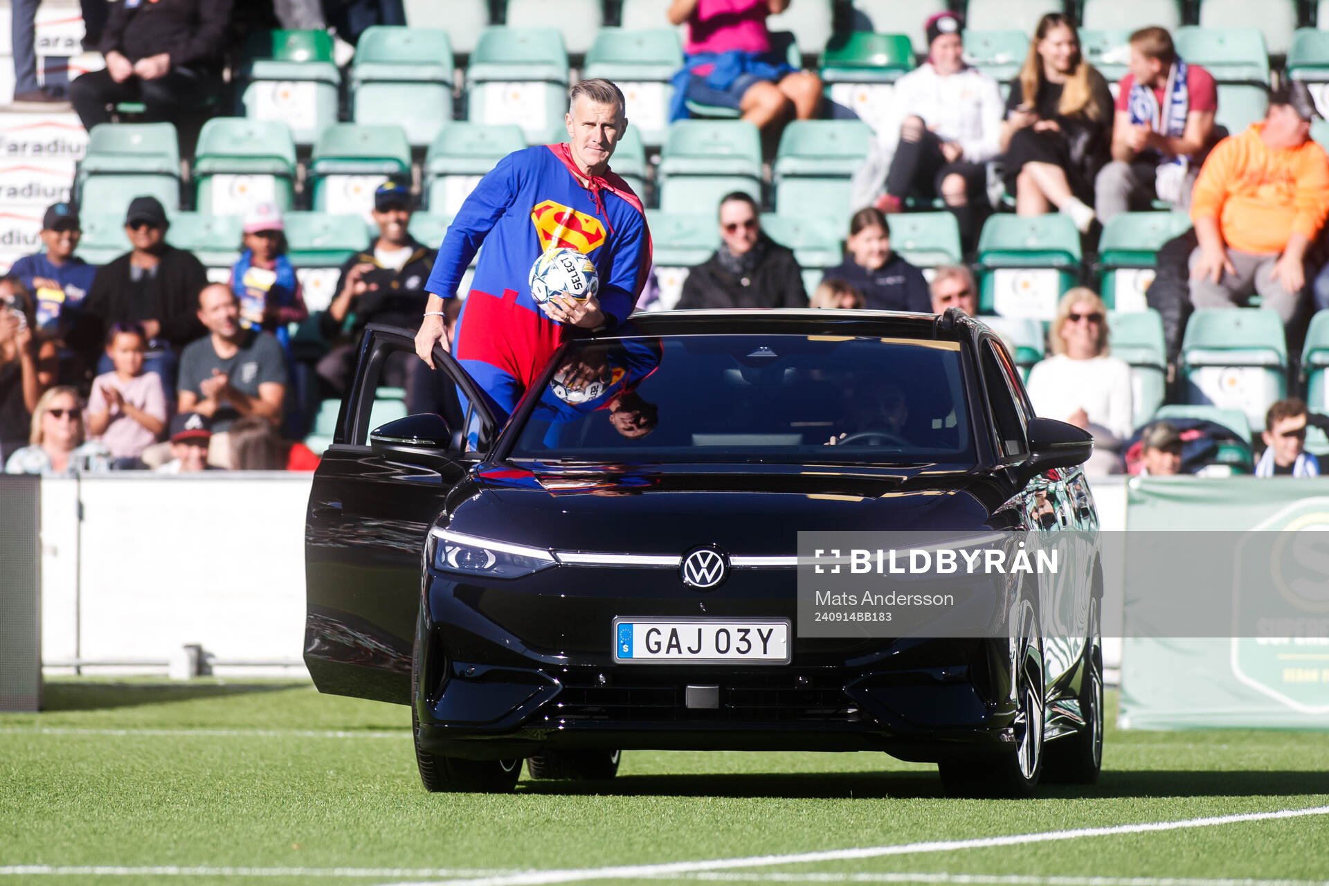 GIF Sundsvalls klubbchef Karl Ståhl levererar matchbollen