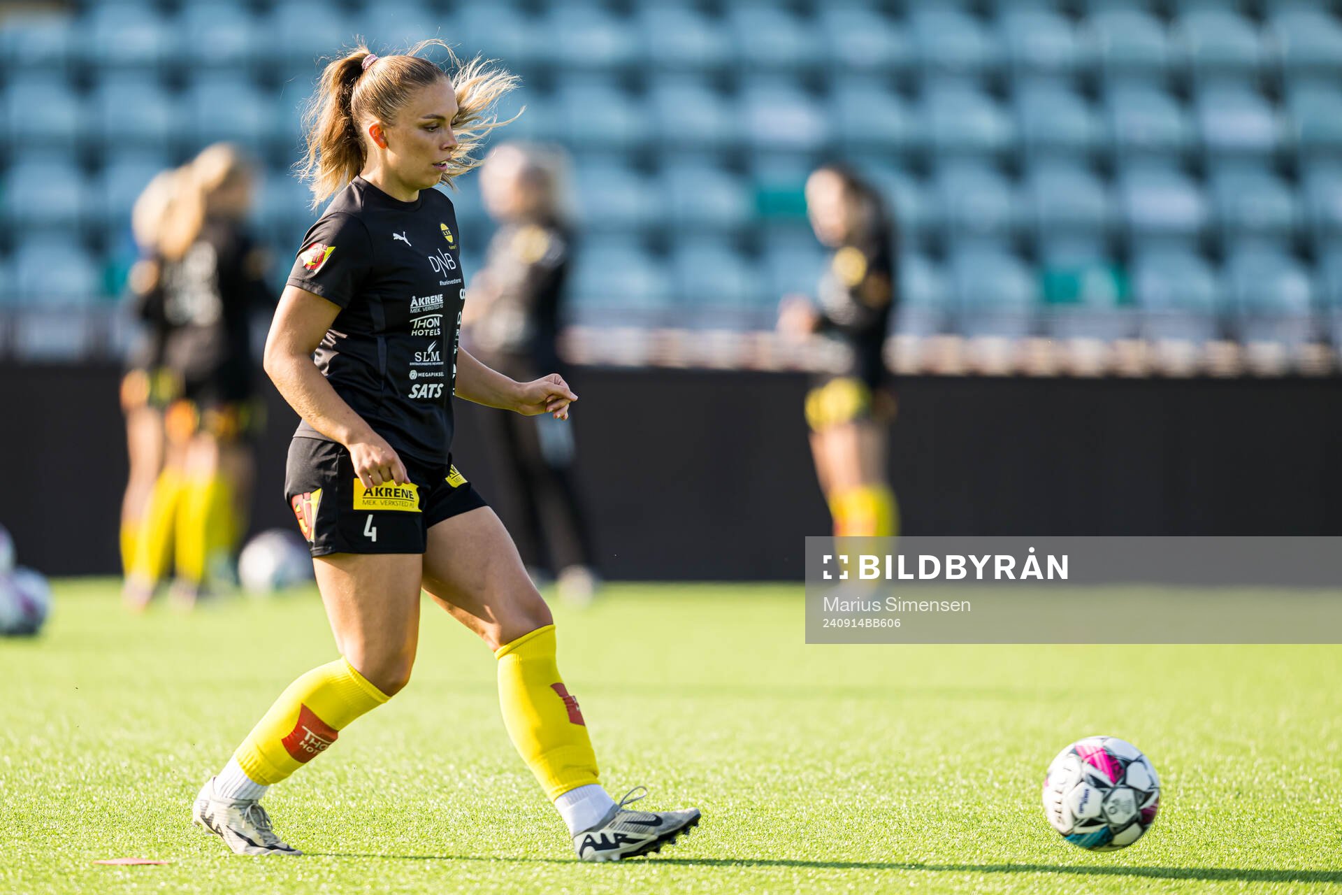 Marte Bjelde Hjelmhaug of LSK Kvinner warms up