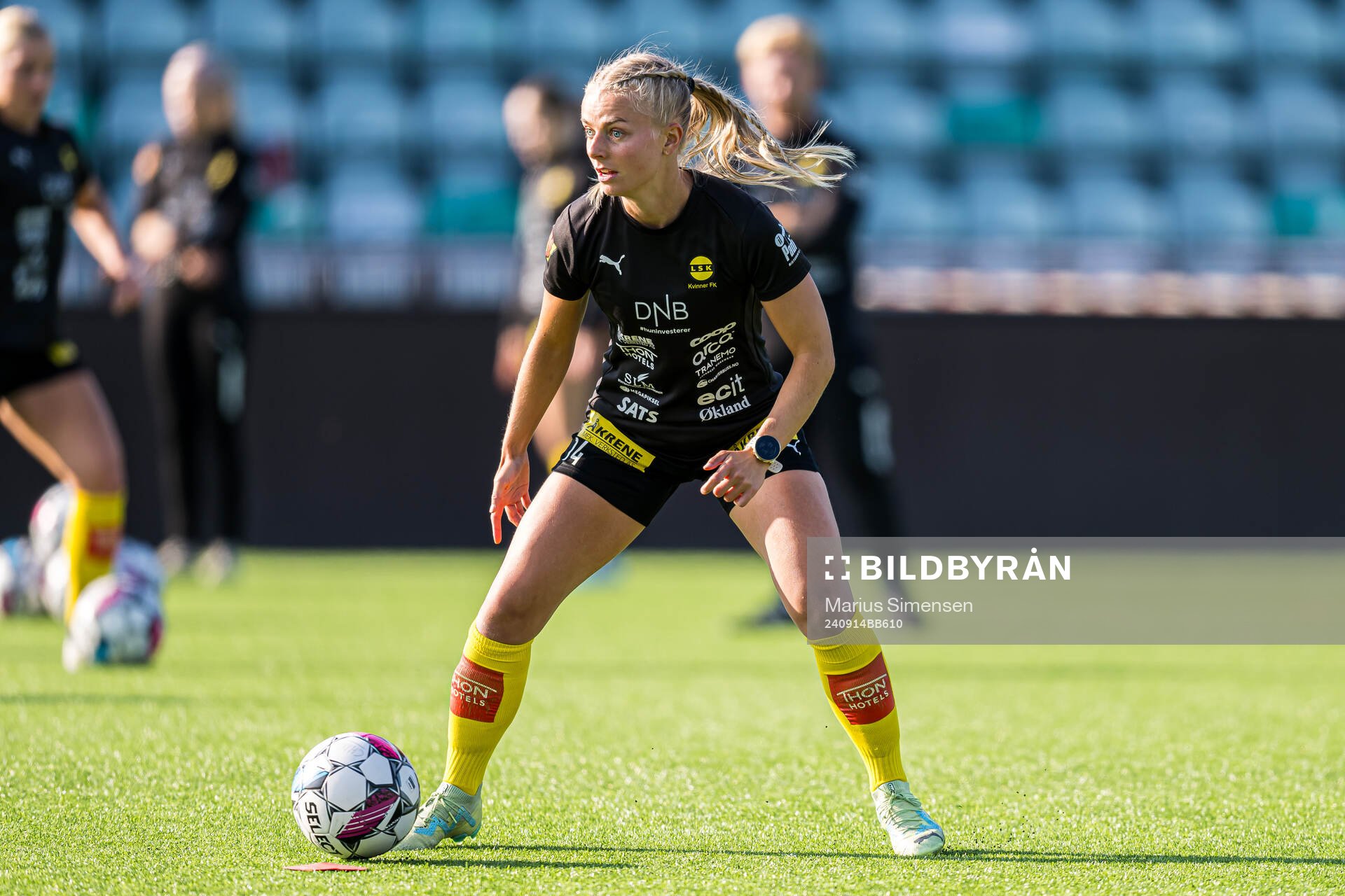 Emilie Marie Aanes Woldvik of LSK Kvinner warms up