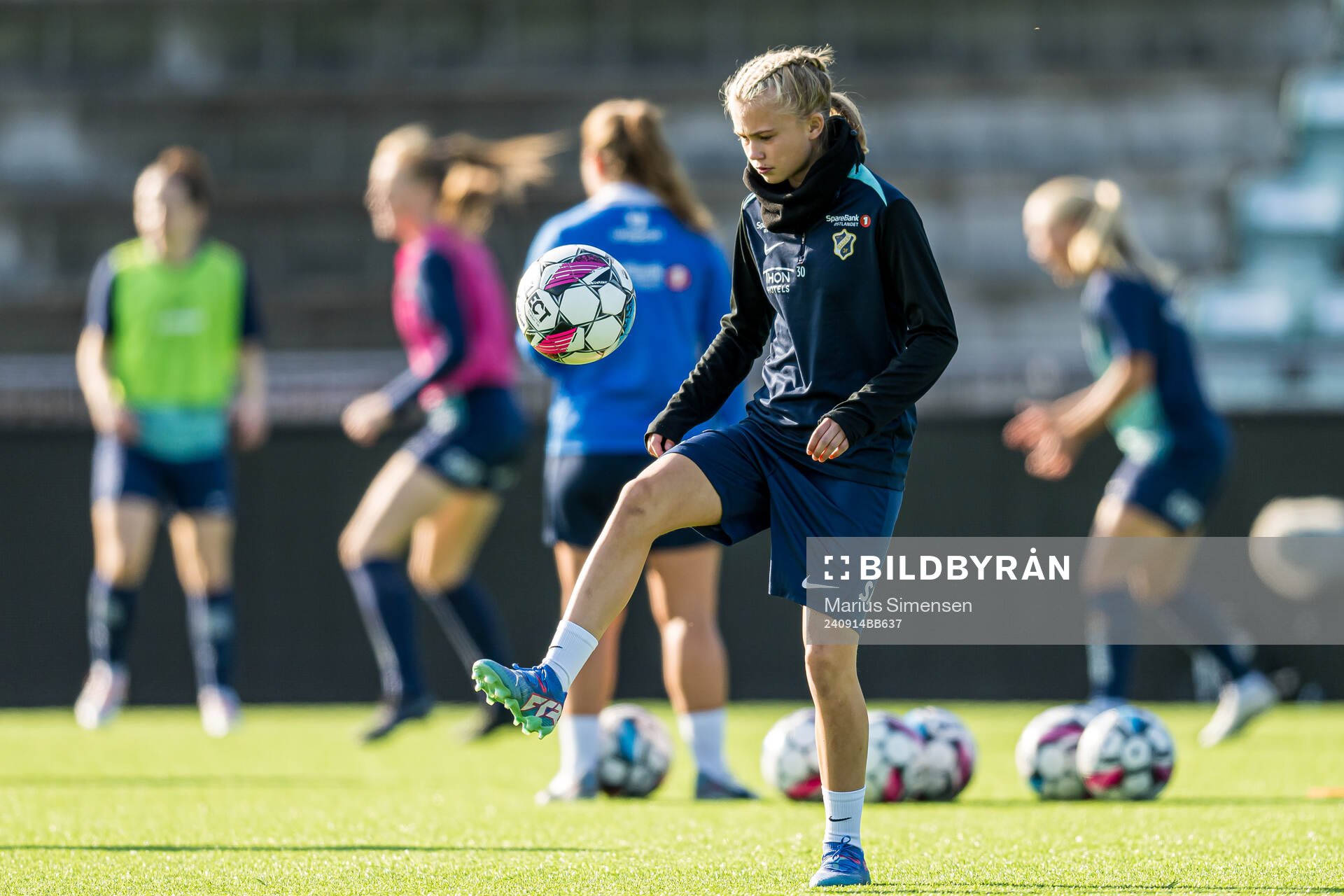 Elida Holvik Kolbjørnsen of Stabæk warms up