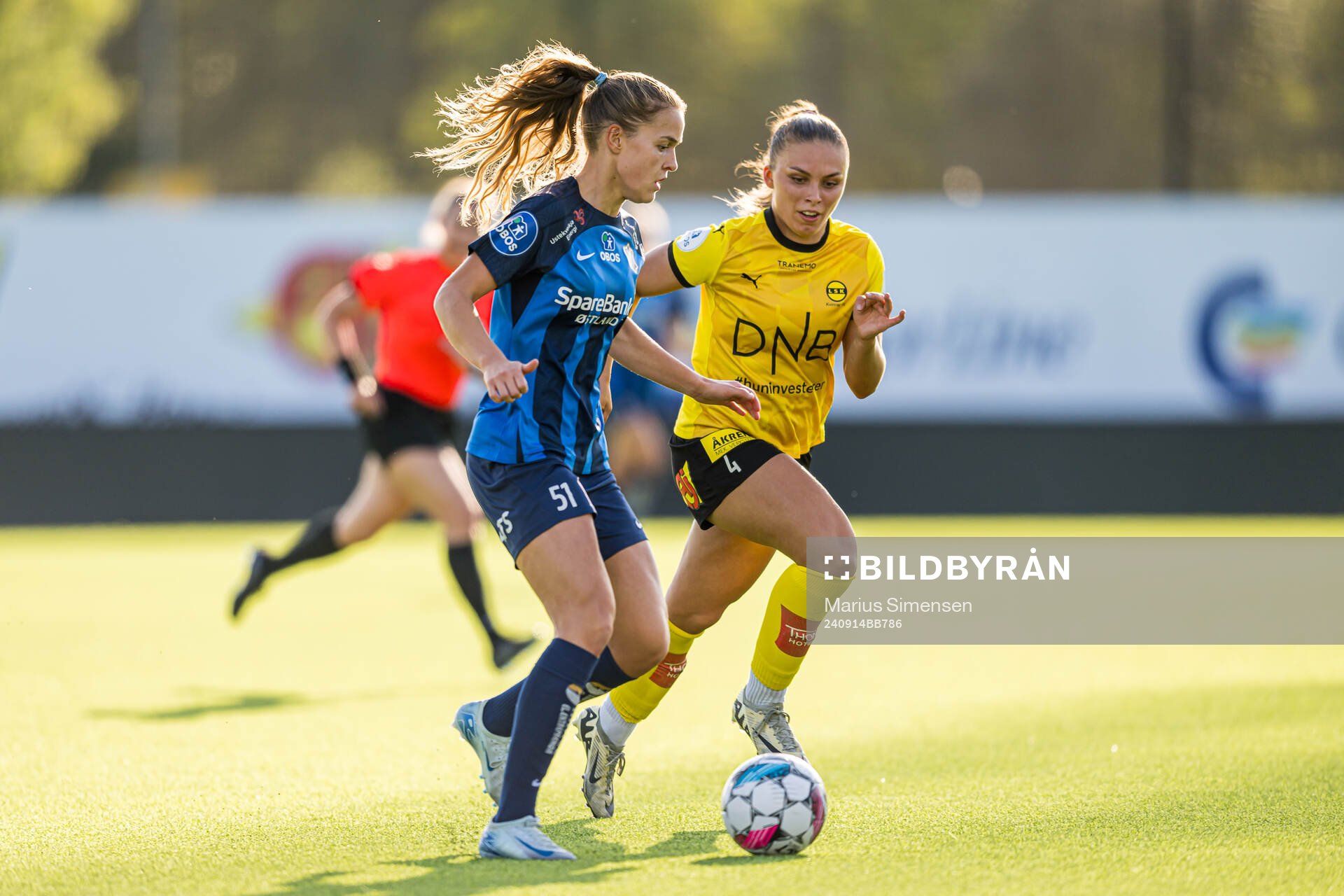 Iris Omarsdottir of Stabæk and Marte Bjelde Hjelmhaug of